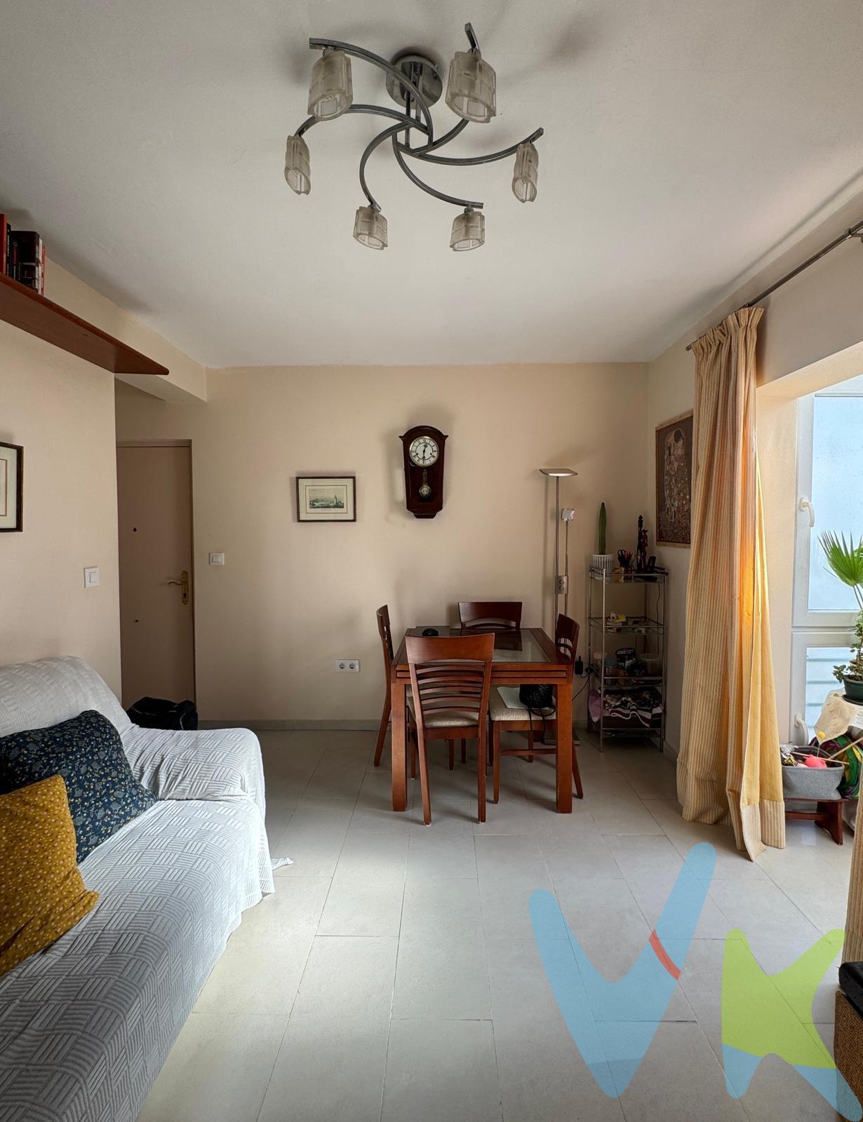 Descubre esta fantástica oportunidad de adquirir un piso en una de las zonas más demandadas y emblemáticas de la ciudad. A solo unos pasos del Paseo del Campo del Sur y de la playa de La Caleta, disfrutarás de la brisa marina y de inolvidables atardeceres. ✨ Características Principales:. - Distribución Ideal: La vivienda cuenta con tres dormitorios de buen tamaño, perfectos para una familia, invitados o incluso para crear un despacho o vestidor. - Un Baño Completo: Funcional y en buen estado. - Mucha Luz Natural: Es un piso muy luminoso gracias a su orientación y distribución, lo que se traduce en ahorro energético y una atmósfera acogedora todo el día. - Calidad y Confort: Ventanas de PVC y Climalit: Aseguran un excelente aislamiento térmico y acústico, garantizando el máximo confort y tranquilidad. - Suelos de Baldosa: Fáciles de mantener y que aportan un toque fresco, ideal para el clima de la costa. 📍 Ubicación Inmejorable:. Estarás en el corazón de la vida gaditana, con la playa a tiro de piedra y rodeado de todos los servicios: tiendas, supermercados, transporte público, colegios y la rica oferta gastronómica del centro histórico. La combinación perfecta entre la tranquilidad del mar y la comodidad urbana. ¡Es la opción perfecta tanto para vivir todo el año como para invertir!. No dejes pasar esta oportunidad. Llámanos hoy mismo para concertar una visita. De acuerdo con lo prevenido en el Decreto 218/2005, de 11 de octubre, se informa al cliente que los Gastos Notariales, Registrales, impuesto de transmisiones (ITP), Honorarios de intermediación, Gastos financieros, y otros gastos inherentes a la compraventa no están incluidos en el precio.