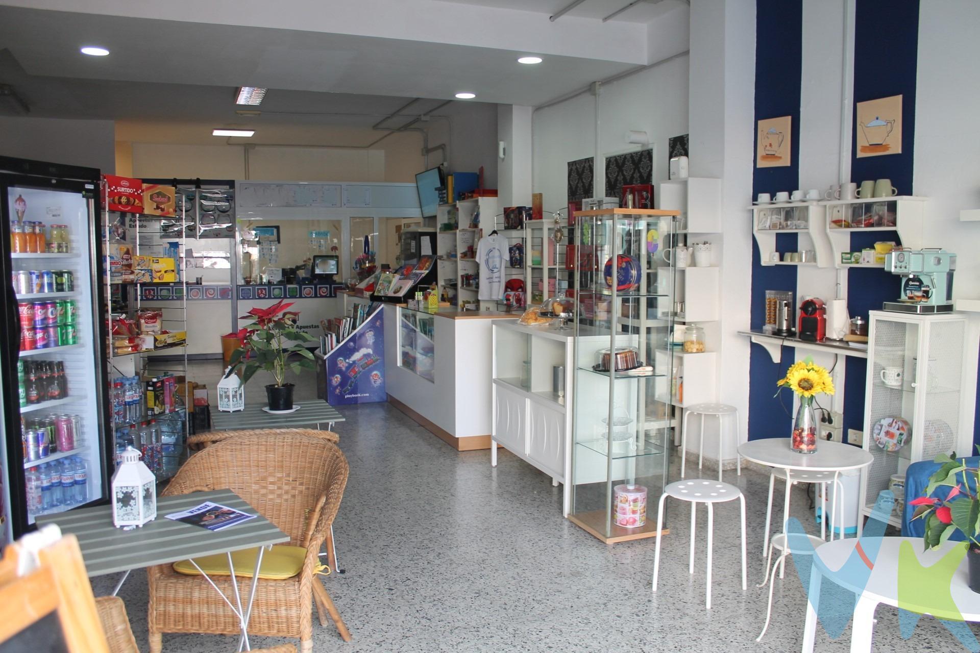 Estas buscando un local  espacioso  donde desarrollar tus ideas  para un  nuevo negocio   . Este local podría interesarte, ya que tiene una superficie construida de 138 m2 y delante hay incluso una zona de aparcamiento que puede ser ideal para los clientes ya que la parcela tiene 186 m2,  o si lo que quieres es una vivienda de planta baja , el local se puede convertir en  vivienda. La superficie del local es diáfana con un baño espacioso con  plato de ducha y actualmente está dividido con paneles de madera para separar la zona del público con la zona privada del negocio, pero este detalle es removible y se puede adaptar a tu idea  e incluso se vende con el negocio de loterías y  apuestas del estado incluido en el precio. Está a pie de calle por lo que es apto para todo tipo de público y en zona de paso de colegio ,  instituto de enseñanza secundaria , la  iglesia y  la plaza del pueblo ;  además en primera línea de carretera principal.  ¿ A que esperas a llamarnos para solicitar tu cita y  dar rienda suelta a tu idea de negocio?