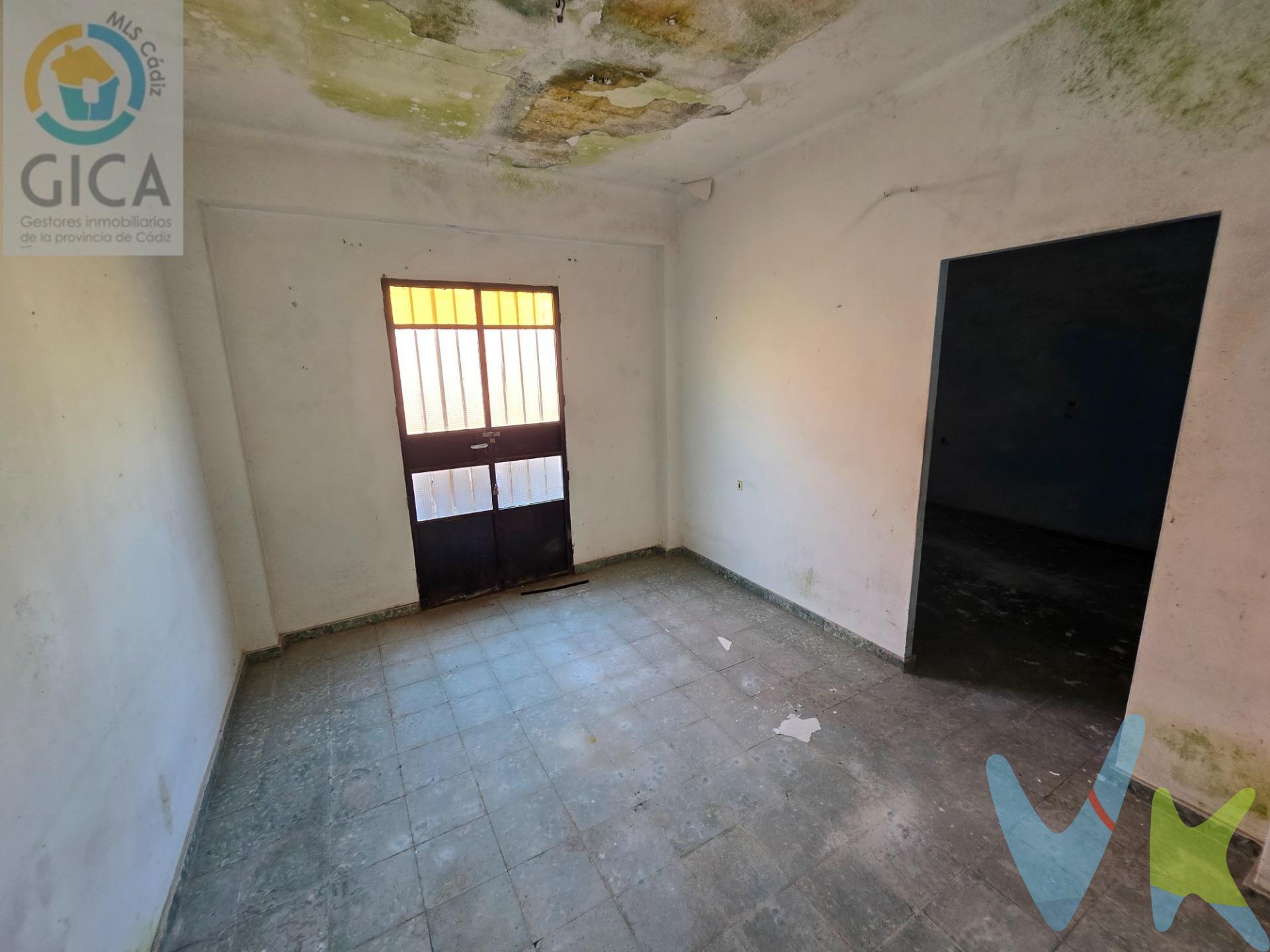 Vivienda con patio interior que se compone de 5 apartamentos, un local y una vivienda principal con azotea sobre el local. Actualmente está para reformar integralmente. Dispone de 324 m2 construidos sobre una parcela de 240 m2. IMPORTANTE – LEER ANTES DE SOLICITAR VISITA. La propiedad constituye una única finca registral y catastral, en cuyo interior existen distintas edificaciones. Actualmente pueden visitarse el patio, el local y la vivienda principal. No es posible acceder al interior de otros cinco apartamentos: cuatro de ellos se encuentran tapiados y uno se encuentra ocupado por un antiguo arrendatario. La propiedad se transmite en su situación física y posesoria actual, circunstancia que deberá ser expresamente conocida y aceptada por el comprador. Por las características de la operación y las limitaciones de acceso a parte del inmueble, se recomienda comprador con fondos propios (no hipotecable). ------------------------------------------------------. Transparencia de precio, impuestos y honorarios:. El precio publicado corresponde únicamente al precio de venta del inmueble y no incluye impuestos, gastos de compraventa ni honorarios a cargo del comprador. Impuestos: ITP o IVA+AJD (según la naturaleza de la transmisión). En Andalucía, en segundas transmisiones el ITP es 7% con carácter general, pudiendo aplicarse tipos reducidos (6% o 3,5%) si se cumplen requisitos. Base del impuesto: con carácter general, la base será la mayor entre el precio declarado y el valor de referencia (según normativa aplicable). Gastos de compraventa: notaría, registro y, en su caso, gestoría (desde 2.000€ orientativo, según operación). Honorarios comprador (no incluidos): 3% + IVA, con mín. 3.500€ + IVA si precio < 115.000€. Se informan y aceptan por escrito (hoja de encargo/servicios) antes de la visita y de cualquier gestión vinculada a la compra. Ficha informativa (Decreto 218/2005) a disposición del interesado. Fuentes oficiales: información tributaria y valor de referencia disponibles en fuentes oficiales de la Junta de Andalucía y se facilitan a quien lo solicite. Exclusiva: Por mandato expreso del propietario, este inmueble se comercializa en exclusiva a través de la inmobiliaria. Se ruega no contactar directamente con propiedad/ocupantes/vecinos.