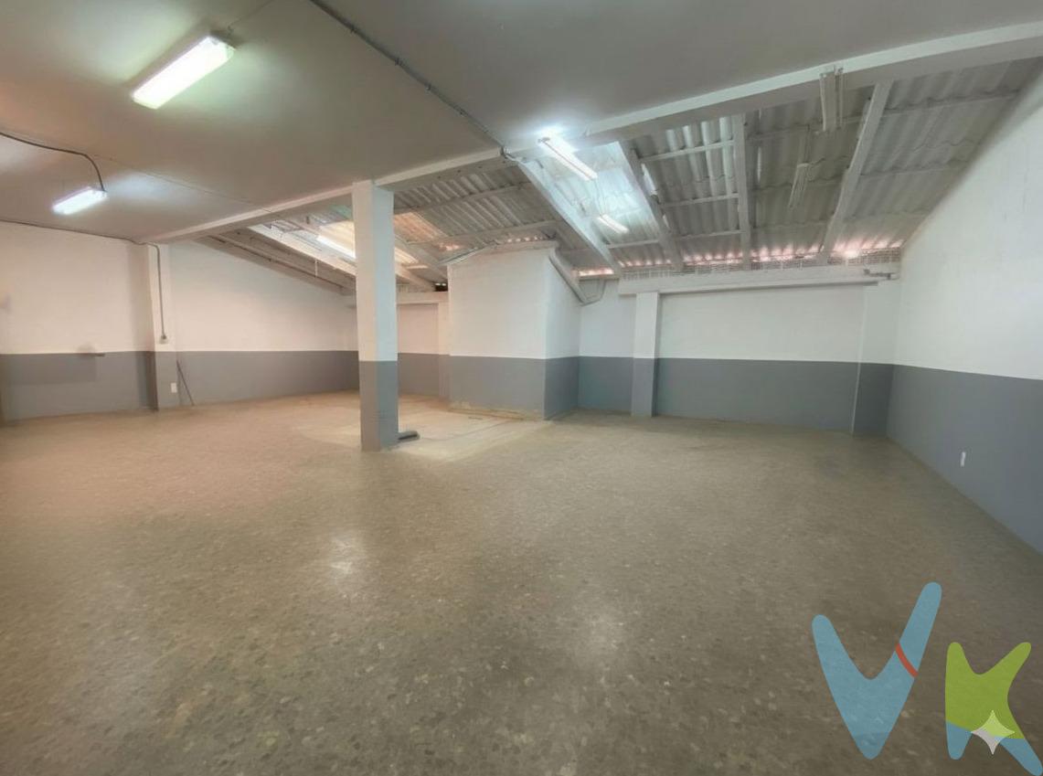 🏡 ¡NUEVA OPORTUNIDAD EN CANALS! 🏡. ✨ Posibilidad de cambio de uso a vivienda o amplio local comercial con múltiples opciones ✨. ¿Buscas un espacio para tu negocio o prefieres transformarlo en tu futura vivienda?. Este fantástico bajo comercial de más de 250 m², ubicado a pocos metros de la Avenida Jaime I, ofrece ambas posibilidades. Actualmente dividido en dos zonas —una destinada a garaje y otra a almacén—, este inmueble destaca por su versatilidad y su gran potencial de transformación.  Existe la posibilidad de retirar una parte del techo de chapa en la zona posterior, lo que permitiría adaptarlo fácilmente para cambio de uso a vivienda, creando un hogar amplio, con luz natural y espacio exterior. Ideal tanto para uso comercial como residencial:.  magina aquí tu restaurante, supermercado, tienda de ropa, oficina o negocio de comida para llevar… O bien, convierte este espacio en una vivienda única, moderna y con carácter industrial. Las imágenes generadas con IA muestran diferentes propuestas para ayudarte a visualizar todo su potencial. Características principales:. ✅ Superficie total: +250 m². ✅ Dos accesos, uno con puerta automática. ✅ Vado de alta (ideal para carga y descarga). ✅ Oficina en altillo. ✅ Aseo. ✅ Espacio diáfano adaptable a cualquier proyecto. ✅ Posibilidad real de cambio de uso a vivienda. 💰 Precio: 144.000 €. Una oportunidad excepcional tanto para emprendedores como para inversores que buscan un inmueble con ubicación estratégica y un enorme margen de personalización. Contacta para más información o concertar una visita. VENTA:. PVP 144.000€.  Gastos e impuestos no incluidos en el precio. La compra conlleva impuestos y gastos de formalización para el comprador. A título orientativo se informa que en segundas transmisiones el  ITP  con carácter general en  Valencia  es del 9%, pudiendo existir otros tipos impositivos atendiendo a  las circunstancias  personales del comprador u otras circunstancias previstas legalmente. Base imponible del impuesto el mayor valor entre el precio de compraventa, la tasación o el valor de referencia catastral. En cuanto a los gastos de  notaría y registro, en su caso,  suelen oscilar aprox; entre 1,5% y 2,5% (aranceles variables según precio, n.º de copias y complejidad). El comprador elige notario. Si el comprador precisase de  hipoteca: tasación, condiciones y costes bancarios serán según entidad elegida por el comprador, así como los gastos de gestoría, y cualesquiera otros gastos inherentes a la formalización de la compraventa que legalmente correspondan a la parte compradora, salvo pacto expreso en contrario con el vendedor. El consumidor tiene,  conforme a la normativa vigente, a su disposición información y documentación adicional relativa al inmueble y condiciones de la compraventa, que podrá ser consultada en C/Joaquín Costa 4, bajo 46005 Valencia o urbe2@remax.es. Honorarios de mediación inmobiliaria a cargo del  COMPRADOR: (3% del precio final de venta más IVA (21%), salvo otro pacto.); y  de VENDEDOR (según acuerdo con el mismo). . Se informa al consumidor que la agencia actúa como intermediaria inmobiliaria en la operación, estando cualquier eventual compraventa y sus condiciones sujeta a la aceptación expresa del propietario-vendedor y a la posterior formalización del correspondiente contrato.