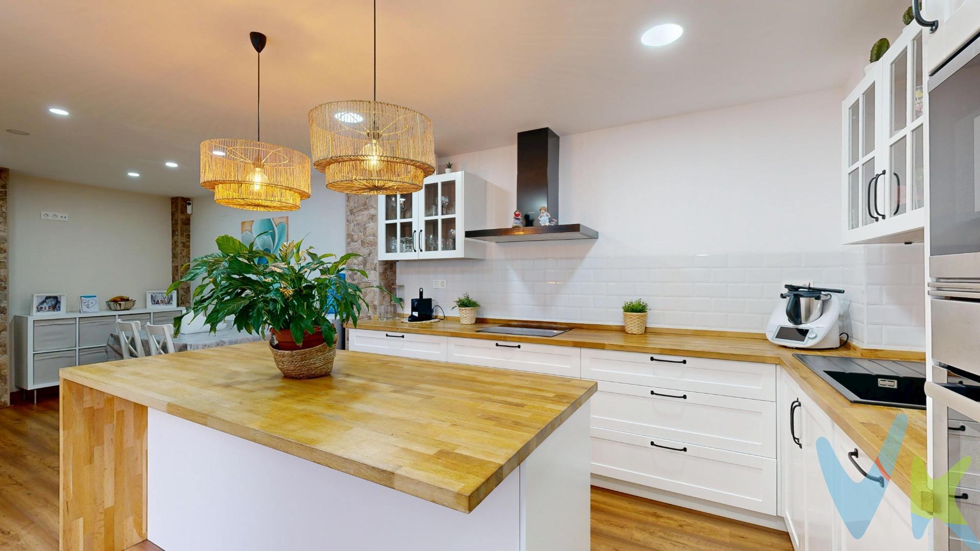 ¡¡¡ATENCION OPORTUNIDAD UNICA!!! Te presentamos esta espectacular vivienda recientemente reformada de 3 dormitorios, patio, terraza , garaje para 4 vehículos y oficina.  Piso único con todas las comodidades, moderno y listo pata entrar a vivir. Dispone de un amplio salón, 2 cuartos de bañouno en suite ,con plato de ducha, 3 dormitorios con armarios empotrados  muy bien distribuidos en su interior con cajones, baldas etc. Cocina moderna muy espaciosa con muebles de diseño, encimera de madera natural, isla para tener mas zona de trabajo y además cuentas con un office donde se ubica la mesa para tu familia e invitados. Patio con lavadero y trastero al que se accede desde la cocina con subida a la terraza donde dispones de piscina , comentar que el forjado ha sido reforzado para poder ubicarla, además dispones de zona de chill-out , barbacoa y "casa de muñecas". Espacio ideal para disfrutar del sol y del aire libre. CALIDADES :Todas  las ventanas de la vivienda son de climalit oscilobatientes y con mosquiteras, suelos de tarima, paredes lisas, puertas lacadas en blanco con manillas o manivelas en negro y  aire acondicionado por conductos en todas las estancias e iluminación led. ADEMAS!!!!! Tienes una amplio garaje de 143m. con acceso a la vivienda en el que podrás guardar hasta 5 vehículos, dispone también de oficina, altillo y aseo.  . La vivienda se encuentra rodeada de todo tipo de servicios como supermercados, centros de salud, colegios, etc. "¿Te interesa este magnifico piso con garaje? ¡Contáctame ahora y agenda una visita! ¡No te lo pierdas!". Para terminar te queremos comentar algo: ¡Descubre una aventura inmobiliaria que combina calidad, pasión y profesionalidad! La confianza que los propietarios han depositado en nosotros es un testimonio de nuestro compromiso en brindarte un servicio excepcional. Aquí viene el detalle especial: al contactarnos directamente, evitarás molestarlos, nosotros seremos tus intermediarios y te proporcionaremos toda la asistencia necesaria. Estamos aquí para facilitarte la documentación e información que requieras, y te prometemos un trato cálido y sin complicaciones. Te informaremos detalladamente de todos los aspectos, incluyendo gastos de la compra y honorarios de agencia que no están incluidos en el precio, para garantizar tu comodidad y tranquilidad durante todo el proceso. Esa es nuestra esencia, proporcionarte #Calma: “Estado ideal de tranquilidad que tendrás al comprar tu casa con nosotros”. Queremos que sepas que tanto la descripción del inmueble como las imágenes que ves son valiosas referencias informativas, en ningún caso tienen carácter contractual. Asimismo, el precio ha sido designado por la propiedad por lo que podría sufrir variaciones y no sería vinculante hasta que se formalice en contrato de compraventa. * ¡Oye, agente inmobiliario! Si estás leyendo este texto y te gusta, te desafiamos a ser creativo y sorprendernos con una adaptación original. ¡Nada de copiar y pegar, queremos ver tu ingenio en acción! Así que prepárate para darle un toque único y cautivador a estas palabras. Estamos ansiosos por ver cómo le das vida a este mensaje con tu propia magia inmobiliaria. ¡Adelante, demuéstranos de qué eres capaz!. 