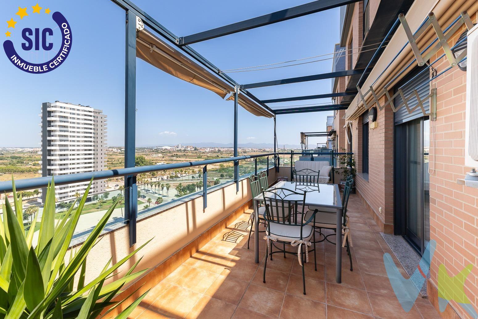 Ático en residencial premium con piscina en Mislata – Gran terraza con vistas espectaculares. Te presentamos este exclusivo ático en uno de los mejores residenciales de Mislata, ubicado en una zona privilegiada y muy demandada, con zonas comunes, piscina, parque infantil y todos los servicios a tu alcance. 🏡 Características destacadas:. Impresionante terraza descubierta con vistas panorámicas, perfecta para disfrutar del aire libre y del sol durante todo el año. Terraza cubierta climatizada, acondicionada como segundo salón-comedor, ideal para relajarte o recibir visitas en cualquier época. 3 habitaciones amplias y luminosas. 2 baños completos, funcionales y con excelentes acabados. Cocina totalmente equipada con acceso a lavadero independiente. ✨ Extras que marcan la diferencia:. Excelentes calidades en toda la vivienda. Totalmente amueblado y equipado, listo para entrar a vivir. Climatización frío-calor por conductos. Plaza de garaje muy amplia incluida. Trastero grande, ideal para almacenaje adicional. Vive en el mejor residencial de Mislata, rodeado de zonas verdes, comercios, colegios y muy bien conectado por transporte público. Una vivienda única por espacio, vistas y calidad, pensada para quienes buscan confort, estilo y una excelente ubicación. 📞 Contáctanos para más información o para agendar tu visita. ¡Te encantará!. VENTA:. PVP 590.000€.  Gastos e impuestos no incluidos en el precio. La compra conlleva impuestos y gastos de formalización para el comprador. A título orientativo se informa que en segundas transmisiones el  ITP  con carácter general en  Valencia  es del  10%, pudiendo existir otros tipos impositivos atendiendo a  las circunstancias  personales del comprador u otras circunstancias previstas legalmente. Base imponible del impuesto el mayor valor entre el precio de compraventa, la tasación o el valor de referencia catastral. En cuanto a los gastos de  notaría y registro, en su caso,  suelen oscilar aprox; entre 1,5% y 2,5% (aranceles variables según precio, n.º de copias y complejidad). El comprador elige notario. Si el comprador precisase de  hipoteca: tasación, condiciones y costes bancarios serán según entidad elegida por el comprador, así como los gastos de gestoría, y cualesquiera otros gastos inherentes a la formalización de la compraventa que legalmente correspondan a la parte compradora, salvo pacto expreso en contrario con el vendedor. El consumidor tiene,  conforme a la normativa vigente, a su disposición información y documentación adicional relativa al inmueble y condiciones de la compraventa, que podrá ser consultada en C/Joaquín Costa 4, bajo 46005 Valencia o urbe2@remax.es. Honorarios de mediación inmobiliaria a cargo del  COMPRADOR: (3% del precio final de venta más IVA (21%), salvo otro pacto.); y  de VENDEDOR (según acuerdo con el mismo). . Se informa al consumidor que la agencia actúa como intermediaria inmobiliaria en la operación, estando cualquier eventual compraventa y sus condiciones sujeta a la aceptación expresa del propietario-vendedor y a la posterior formalización del correspondiente contrato.