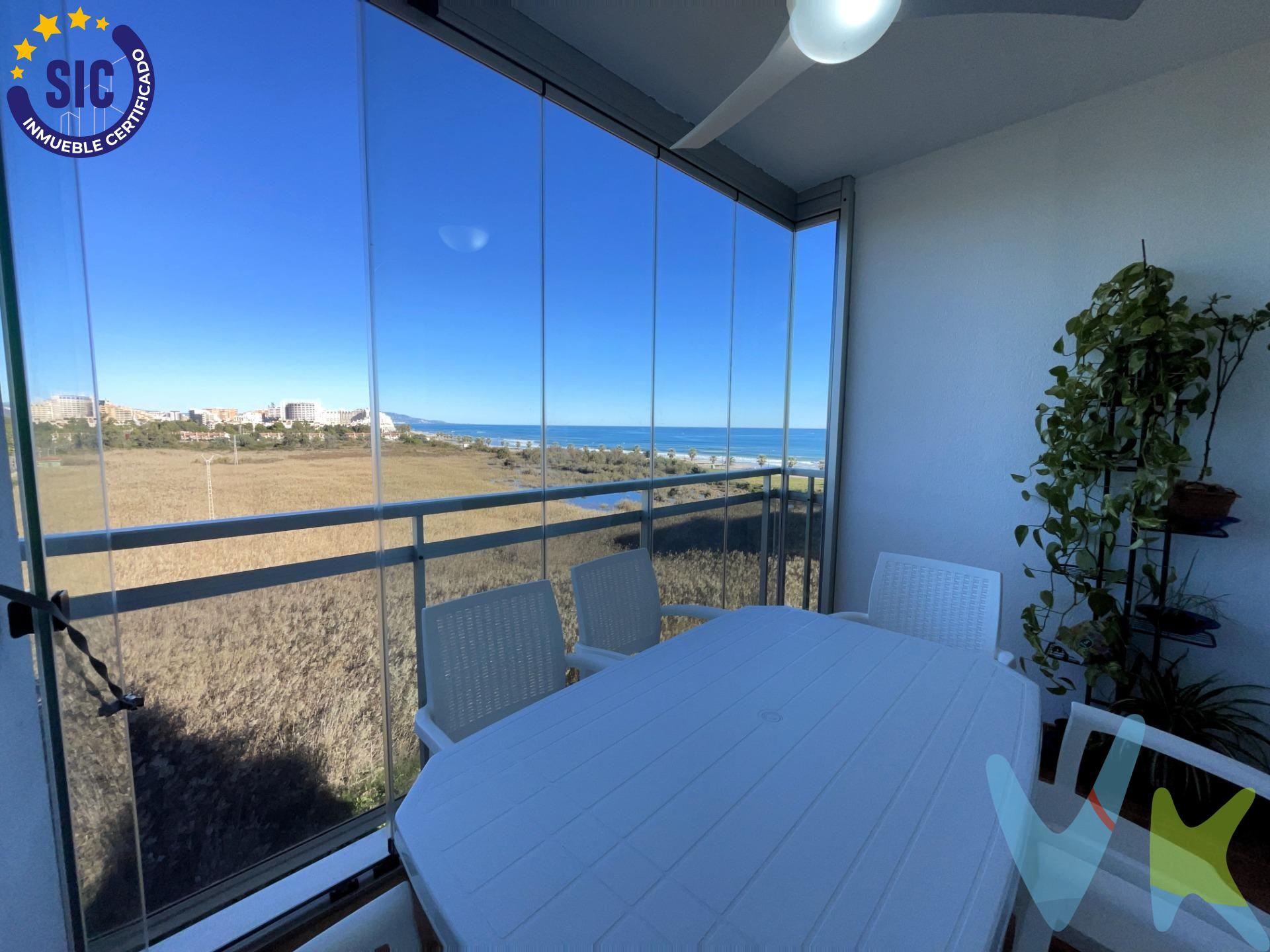 Descubre este apartamento en Oropesa del Mar, situado a solo 200 metros de la playa de Morro de Gos , en excelente estado para entrar a disfrutarlo desde el primer día. Ofrece una orientación noroeste que aporta luminosidad y frescor durante todo el día. El salón, abierto a una cocina totalmente equipada, crea un espacio moderno y práctico que se conecta directamente con una agradable terraza privada de 10 m². Esta terraza cuenta con cerramiento acristalado, lo que permite aprovecharla durante todo el año y especialmente en los meses de invierno, ofreciendo un ambiente resguardado y acogedor desde el que disfrutar de las vistas al mar. La vivienda se completa con una habitación doble, una habitación sencilla y dos baños completos, garantizando comodidad tanto en vacaciones como en estancias prolongadas. La ubicación es inmejorable, a un paso de la playa y a pocos minutos andando del casco urbano de Oropesa del Mar, donde encontrarás todos los servicios esenciales como centro médico, colegio, supermercados y comercios, lo que convierte esta vivienda en una opción ideal tanto para veranear como para residir de forma permanente. El residencial ofrece un entorno tranquilo con zonas ajardinadas y dispone de plaza de parking y un trastero comunitario. . Además, la piscina comunitaria situada en la azotea permite disfrutar de baños y momentos de sol con magníficas vistas panorámicas al mar. Esta propiedad combina comodidad, ubicación y calidad de vida en uno de los enclaves más valorados de Oropesa del Mar, perfecta para disfrutarla personalmente o como una excelente inversión en una zona de gran demanda. (*) Cláusula de Transparencia y Desglose de Gastos. En cumplimiento de las obligaciones de información previstas en la Ley 10/2025, de 28 de diciembre, de servicios de atención a la clientela y transparencia, así como en la normativa sectorial vigente, se hace constar que el precio indicado no incluye los gastos e impuestos inherentes a la adquisición, los cuales se desglosan a continuación:. - Impuesto sobre Transmisiones Patrimoniales (ITP): Se aplicará el tipo impositivo vigente en la Comunidad Valenciana, generalmente el 10%, sin perjuicio de tipos reducidos aplicables según las circunstancias personales del comprador o las características del inmueble. El impuesto se devenga sobre el Valor de Referencia Catastral o el precio de venta, aquel que resulte superior. Para una información exhaustiva sobre el funcionamiento, tipos impositivos y bonificaciones del ITP, puede consultar el portal oficial de la Agencia Tributaria autonómica en el siguiente enlace: www.atv.gva.es/es/itpajd. - Gastos de Notaría: Los honorarios notariales se calcularán conforme al arancel oficial regulado en el Anexo I, del Real Decreto 1426/1989, de 17 de noviembre, por el que se aprueba el arancel Notarial. - Gastos de Registro: La inscripción en el Registro de la Propiedad se facturará según el arancel oficial establecido en el Anexo I, del Real Decreto 1427/1989, de 17 de noviembre, por el que se aprueba el arancel de los Registradores de la Propiedad. - Gastos de Gestión: Los honorarios por la tramitación administrativa, liquidación de impuestos e inscripción registral, en el supuesto de ser a cargo de la agencia inmobiliaria, ascienden a 302,50 € (IVA incluido). - Honorarios Agencia del Vendedor: incluidos en el precio publicado. - Honorarios Agencia del Comprador: Se informa que eventualmente podrían existir honorarios profesionales a cargo del adquirente, en aquellos casos en que se hubieran contratado previamente los servicios específicos del encargo de compra y en ningún caso estarán vinculados al precio.