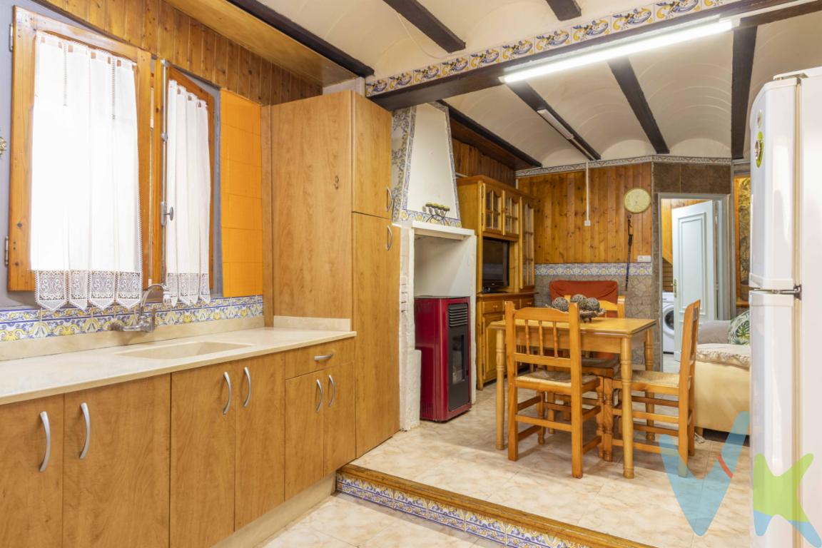 Casa de Pueblo de 3 Habitaciones con Terraza en el Centro de TeresaInmueble unifamiliar de 111 m² construidos ubicado en el casco urbano del municipio de Teresa (Castellón). La propiedad es una construcción de estructura tradicional que cuenta con una reforma integral ejecutada en el año 2016, lo que garantiza la actualización de sus instalaciones técnicas, red eléctrica, fontanería y revestimientos. La vivienda se distribuye en tres niveles de altura.Distribución y Planta BajaLa planta baja se destina a la zona de día. Cuenta con un baño y salón-comedor - cocina está integrada en este nivel, se encuentra totalmente equipada y dispone de una reforma moderna que optimiza el espacio de trabajo y almacenamiento. Los suelos de esta planta son de materiales cerámicos de fácil mantenimiento.Primera Planta: Habitaciones y BañoEl primer nivel alberga la zona de descanso. Se distribuye en dos dormitorios exteriores que permiten la entrada de luz natural y ventilación directa. En esta misma planta se ubica el baño principal, el cual está equipado con sanitarios modernos y plato de ducha, con acabados actualizados en 2016. Segunda Planta: Buhardilla y TerrazaEl nivel superior consta de una buhardilla diáfana, un espacio técnico que puede ser utilizado como tercer dormitorio, zona de estudio o almacén. Desde esta estancia se accede a la terraza privada. Este espacio exterior está orientado para recibir luz solar directa y ofrece vistas al entorno del centro de la población, funcionando como área de lavandería o desahogo exterior de la vivienda.Datos Técnicos y UbicaciónLa vivienda se entrega en estado de conservación excelente, lista para su ocupación inmediata sin necesidad de intervenciones adicionales. Al ser una casa de pueblo independiente, no tiene gastos de comunidad. Su ubicación en el centro de Teresa asegura la proximidad a los servicios básicos del municipio y facilidad de acceso desde las vías principales. La eficiencia del espacio se basa en su distribución vertical y el aprovechamiento de la luz en sus niveles superiores.Resumen de CaracterísticasSuperficie total: 111 m² construidos.Año de reforma: 2016 (Reforma integral).Distribución: 3 plantas (Baja + 1ª + Buhardilla).Habitaciones: 2 dormitorios y buhardilla multiusos.Exterior: Terraza privada en la planta superior.Localización: Centro urbano de Teresa.Para consultar detalles técnicos adicionales o concertar una inspección presencial de la propiedad, contacte con nuestra oficina para programar una visita.Se muestra a título informativo y no contractual. El precio no incluye lo siguiente: Honorarios de la agencia inmobiliaria, impuestos (IVA, ITP) y otros gastos de la Compraventa (notaria, gestoría y registro).