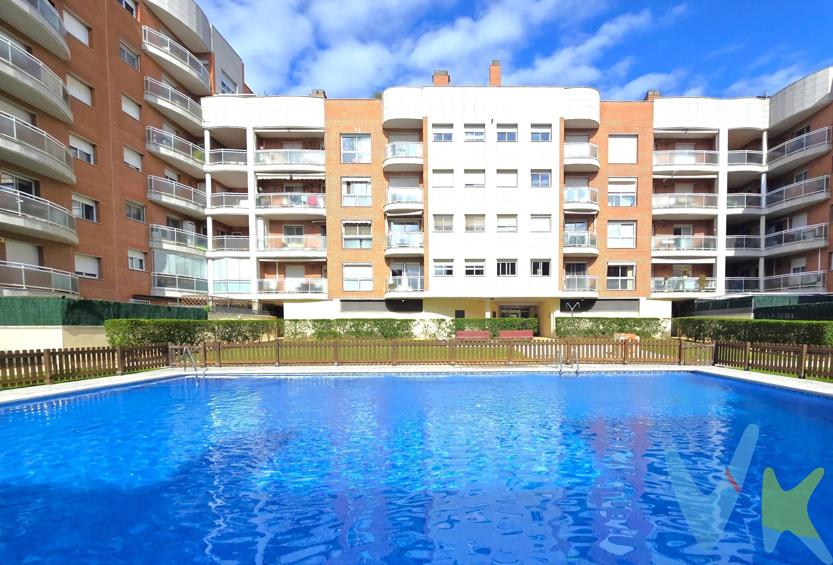 PISO EXCLUSIVO DE 4 HABITACIONES + PK +PISCINA en Zona Mestral de Reus/ LA MINETA (Carretera de Reus a Castellvell). Como se suele decir, una imagen vale más que mil palabras, por eso les hemos presentado un amplio reportaje fotográfico de este precioso inmueble para que puedan descubrirlo de diferentes ángulos, no obstante, también son muchos los que coinciden en que siempre es mejor el libro que la película, por eso les vamos a describir las cualidades, equipamiento y características de este fantástico Inmueble, de su finca y su entorno:.  .  - 4 habitaciones, una de ellas tipo suite. todas ellas exteriores.  - Amplio salón comedor con salida a una de las  terrazas/balcón.  - 2 baños completos, uno de ellos con bañera y el otro con ducha.  - Luminosa y amplia cocina equipada, con acceso a otra de las terrazas/balcón que dispone la vivienda.   -Un Hall/distribuidor que entiende a la perfección la habitabilidad de este hogar.  - Calefacción de gas natural.  - Aire acondicionado por conductos.  - Jardín y piscina comunitaria en un entorno extraordinario y con una comunidad de propietarios excelente.  - Plaza de parking INCLUIDA EN EL PRECIO y situada en la misma finca que el piso (se accede con el ascensor). - Edificio construido en el 2004, sin barreras arquitectónicas.  - Y mucho más que podrán descubrir cuando lo visiten. Ahora toca pensar y valorar los momentos que pasamos dentro, dentro de nuestros hogares, con el confort que queremos vivir y ofrecer a nuestros seres más queridos, con las vistas y zonas comunes de las que queremos gozar, con los vecinos que queremos convivir, es hora de pensar..Pero no se demoren o perderán la oportunidad única de experimentar como es vivir en un práctico, cómodo y amplio piso como este. Edificado en una de las mejores fincas de toda la ciudad  y situada en la mejor zona de Reus (MESTRAL).  Concierten una visita con nosotros y lo descubrirán "in situ". Les atenderemos con mucho gusto.