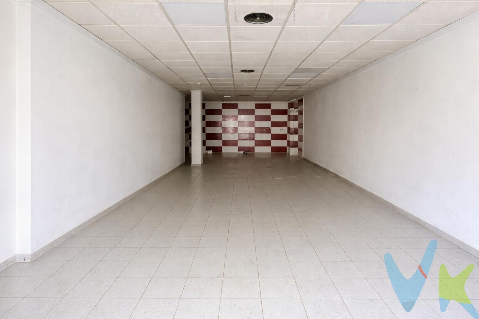 ✨ EXCLUSIVO LOCAL COMERCIAL – AMPLITUD, LUZ Y POSIBILIDADES SIN LÍMITES ✨. Hay espacios… y luego están aquellos que inspiran proyectos. Este espectacular local comercial de 133 m² con amplia fachada y doble acceso pertenece a la segunda categoría: un lugar diseñado para que cualquier idea cobre vida desde el primer momento. Desde el instante en que accedes, te envuelve una sensación de amplitud y orden difícil de encontrar. Su distribución no solo aporta personalidad, sino que permite crear zonas diferenciadas, recorridos naturales para clientes o espacios de trabajo perfectamente organizados. Todo ello en un entorno completamente diáfano, listo para adaptarse a cualquier proyecto. La luminosidad es uno de sus grandes protagonistas. La luz natural realza cada rincón, creando una atmósfera agradable, moderna y acogedora, clave tanto para la experiencia del cliente como para el bienestar diario. El local cuenta además con un baño totalmente reformado con plato de ducha, un valor añadido en comodidad y funcionalidad, especialmente para negocios con atención al público. En cuanto a lo práctico, dispone de suministros de luz y agua activos, lo que permite iniciar la actividad sin demoras ni complicaciones. 📍 Ubicación estratégica: situado en zona ensanche, una de las áreas más demandadas y consolidadas, con alto tránsito y vida diaria, rodeado de comercios, colegios y supermercados. Esto garantiza visibilidad y flujo constante de personas. Además, este inmueble ofrece un valor diferencial clave: la posibilidad de cambio de uso de local a vivienda, una opción cada vez más demandada que amplía enormemente su potencial. Una oportunidad ideal tanto para inversores como para quienes buscan crear una vivienda única, moderna y totalmente personalizada en una ubicación privilegiada, con gran proyección de revalorización. 💼 Un espacio versátil, ideal para:. Tienda o comercio especializado. Oficina o coworking. Estudio creativo. Showroom o exposición. Centro de estética o formación. O el desarrollo de una vivienda singular. Este local no es solo un inmueble, es una oportunidad real para emprendedores e inversores que buscan algo más que cuatro paredes: un espacio que impulse su proyecto o se transforme en un hogar único. 📍 Un lienzo en blanco, amplio, luminoso y preparado. 🚀 Un espacio donde tu idea puede empezar… y crecer sin límites. No dejes pasar esta oportunidad. INMUEBLE CERTIFICADO DESDE ASICVAL POR CASATUYA (Agente Certificador Homologado). (*) Cláusula Informativa de Costes. En cumplimiento de la Ley 10/2025 y normativa vigente, se informa de que el precio no incluye gastos ni tributos de compraventa. El ITP se aplicará según normativa de la Comunidad Valenciana (generalmente 10%), calculado sobre el mayor valor entre precio y referencia catastral. Gastos notariales y registrales según arancel oficial. Honorarios del comprador solo en caso de servicios específicos previamente contratados, no vinculados al precio del inmueble. Para más información, consulte con la administración competente.