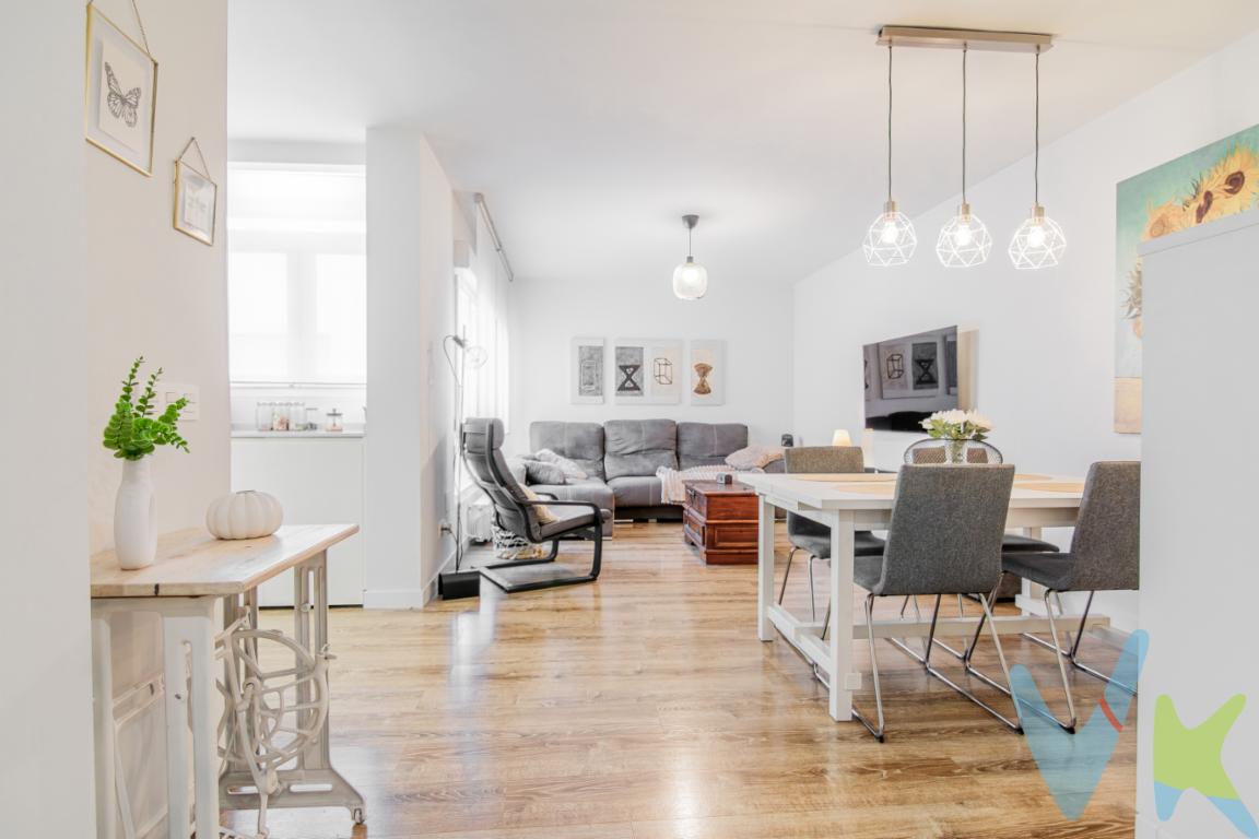 PISO EN VENTA FOZANELDI ( OVIEDO ) - ASTURIAS Piso en venta  en la zona de Tenderina - Fozaneldi.Calle Darío Regoyos nº 5   Ubicado en la quinta planta de un edificio que cuenta con dos ascensores y vigilancia en zonas comunes, proporcionando así accesibilidad a personas con movilidad reducida y seguridad.Esta vivienda cuenta con tres amplias habitaciones diseñadas para ofrecer confort. Cada espacio ha sido optimizado para maximizar la comodidad y funcionalidad, ofreciendo un ambiente acogedor y moderno que invita a disfrutar de cada rincón. Con sus 75 metros cuadrados útiles reformados en el año 2021 de forma integral ;  ha sido cuidadosamente aprovechado para ofrecer un hogar que combina elegancia y practicidad. La distribución ha sido meticulosamente planeada para asegurar que cada habitación reciba luz natural, creando un entorno luminoso y alegre.En el mismo edificio, dispone de una plaza de garaje incluida en el precio. Hall de entradaTres amplios dormitoriosBaño completo con plato de duchaSalón- comedor cocinaPlaza de GarajeDestacar que la vivienda ha sido completamente reformada hace escasos años  y se encuentra en perfecto estado de conservación. Se entregaría completamente vacía a excepción de la cocina que quedaría equipada con electrodomésticos de alta gama. Ventanas de PVCTarimaElectrodomésticos de alta gamaEl edificio cuenta con servicios centrales con contador individual, sin embargo al ser un piso acogedor el consumo de calefacción no es prácticamente necesario ya que guarda y conserva su calidez natural. Esta zona destaca por su tranquilidad y al mismo tiempo por su cercanía a todos los servicios. La propiedad, en la que sin duda podrá desarrollar su hogar ideal, se encuentra en un enclave privilegiado, rodeada de las comodidades necesarias para su día a día.Con respecto a las conexiones de transporte, la ubicación del inmueble en la zona de Tenderina-Fozaneldi resulta estratégica y conveniente. Está bien comunicada con el resto de la ciudad, a escasos minutos del centro caminando y  mediante una eficiente red de autobuses  que le permitirá desplazarse cómodamente por toda  la región.  Esta ventaja sitúa a esta residencia como una elección ideal para aquellos que valoran la movilidad y el acceso fácil a diferentes puntos de interés.El vecindario ofrece una excelente calidad de vida, con todos los servicios necesarios a su alcance: supermercados, colegios, zonas verdes,  y  espacios de ocio. Vivir aquí le proporcionará la tranquilidad de tener todo lo que necesita a pocos pasos y sin complicaciones.No dude en ponerse en contacto para realizar una visita. Se trata de una oportunidad única que no permanecerá disponible por mucho tiempo dada la demanda y las características del inmueble. PRECIO DE VENTA SIN GASTOS NI IMPUESTOS INCLUIDOS: El precio de venta no incluye gastos de notaría, registro de la propiedad, gestoría, ni el Impuesto de Transmisiones Patrimoniales (ITP) o el IVA/AJD. HONORARIOS: El precio de venta no incluye los honorarios que se devengan a cargo del cliente comprador por la prestación de servicios de asesoramiento y gestión. El importe asciende al 2%, con un mínimo de 2.000 EUR, del Precio de Venta (IVA no incluido). Dichos honorarios deberán ser abonados a la firma de la escritura pública.