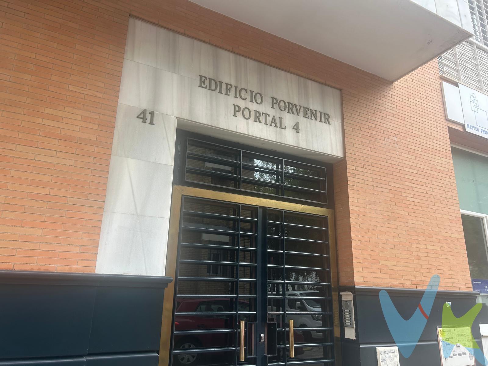 ¡Descubre la oportunidad perfecta para optimizar tu espacio! Este trastero, situado en planta semisotano en plena calle Porvenir, ofrece una superficie construida de 7,28 m² y una útil de aproximadamente 5,8 m². Dimensiones de (3,30 * 1,76 útiles). Su diseño totalmente diáfano y forma rectangular lo convierten en un lugar ideal para almacenar todo lo que necesites. Accede cómodamente las 24 horas del día. Por solo 13.000 €, este trastero se presenta como una solución práctica para quienes buscan liberar espacio en casa. No pierdas la oportunidad de visitarlo y comprobar por ti mismo todas sus ventajas. ¡Contacta con nosotros si estás interesado!. En cumplimiento de las obligaciones de información previstas en la Ley 10/2025, de 28 de diciembre, de servicios de atención a la clientela y transparencia, así como en la normativa sectorial vigente, el precio indicado no incluye los gastos e impuestos inherentes a la adquisición, los cuales se desglosan estimados o con posibilidad de calcularlos a continuación; los gastos más ajustados serán dados en el D.I.A. en la visita a inmuebles, o antes. *Gastos de Notaría: La Minuta se calculará según al arancel notarial oficial: Anexo I, del Real Decreto 1426/1989, de 17 de noviembre. Enlace: https://notariared.com/calculadora-gastos-compra-vivienda/. *Gastos de Registro de la Propiedad: La inscripción se facturará según el arancel oficial: ANEXO I, del Real Decreto 1427/1989, de 17 de noviembre. Igual enlace anterior. *Gastos de Gestión (Gestoría): Los honorarios por la tramitación administrativa, liquidación de impuestos e inscripción registral ascienden de forma estimativa a [363 € aprox.] (IVA incluido), aunque depende de cada caso, y su dificultad. *Honorarios Agencia del Vendedor: incluidos en el PVP. *Honorarios Agencia del comprador: La agencia prestará los servicios de información, asesoramiento y acompañamiento previstos en el Encargo de Servicios y en el D.I.A. Si solicita servicios adicionales o personalizados, sus honorarios serán informados previamente, de forma individualizada y por escrito, conforme a la libertad de pactos y a la normativa vigente. *Si necesita Financiación, su banco le informará. *Impuesto sobre Transmisiones Patrimoniales (ITP): Se aplicará el tipo impositivo vigente en Andalucía (generalmente el 7%, sin perjuicio de tipos reducidos del 6%. 3,5%, etc, aplicables según las circunstancias personales del comprador o las características del inmueble). El impuesto se devenga sobre el superior entre: 1.- Valor de Referencia de Catastro; y 2.- Precio de venta. Puede calcular su situación personal en el portal oficial de la A.T. de Andalucia. enlace: https://www.juntadeandalucia.es/organismos/economiahaciendayfondoseuropeos/areas/tributos-juego/tributos/paginas/impuestos-cedidos-transmisiones.html;. . 