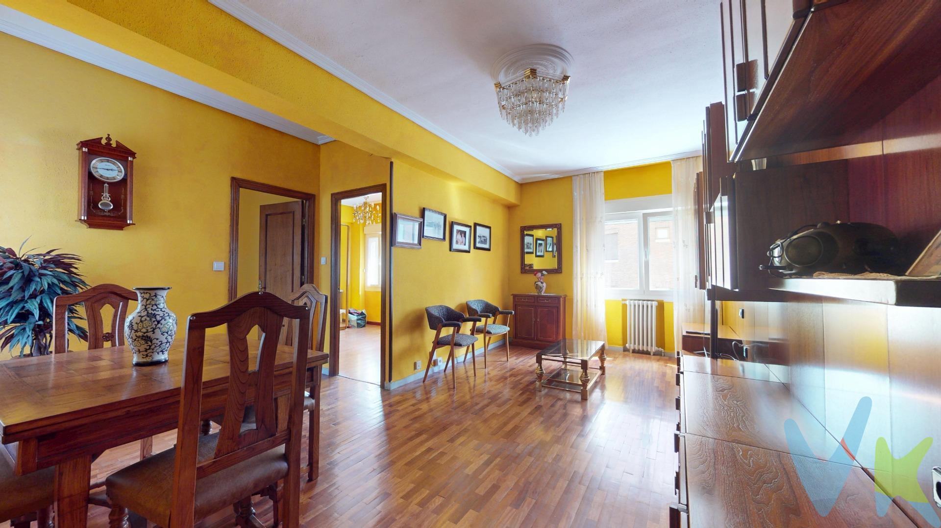 Te presentamos este estupendo piso de tres dormitorios, caracterizado por su gran luminosidad y su inmejorable ubicación. La vivienda cuenta con amplios ventanales en casi todas las estancias, lo que permite la entrada de abundante luz natural durante todo el dia, creando un ambiente cálido y acogedor. De los tres dormitorios dos son espaciosos y bien distribuidos, ideales para una familia, trabajar desde casa o disponer de una habitación extra para invitados. El salón- comedor es amplio y confortable, perfecto para disfrutar de momento en familia o con amigos. La cocina funcional y bien equipad, ofrece todo lo necesario para el día a día. Ubicado en una zona privilegiada, el piso se encuentra cerca de todos los servicios:  transporte público, colegios, supermercados, zonas verdes  y una amplia oferta  de ocio y restauración. Además su excelente conexión con las principales vías de acceso lo convierte en una opción muy conveniente tanto para vivir como para invertir. Una magnifica opción de vivir por 140.000€ a los que hay que añadir 7.000€ mas el IVA correspondiente a los honorarios de la agencia inmobiliaria. El precio indicado no incluye impuestos de compra-venta ni gastos de escritura. Las superficies expresadas en esta pagina tienen carácter descriptivo y son aproximadas. Los precios puedes ser susceptibles de modificación, sin previo aviso. 