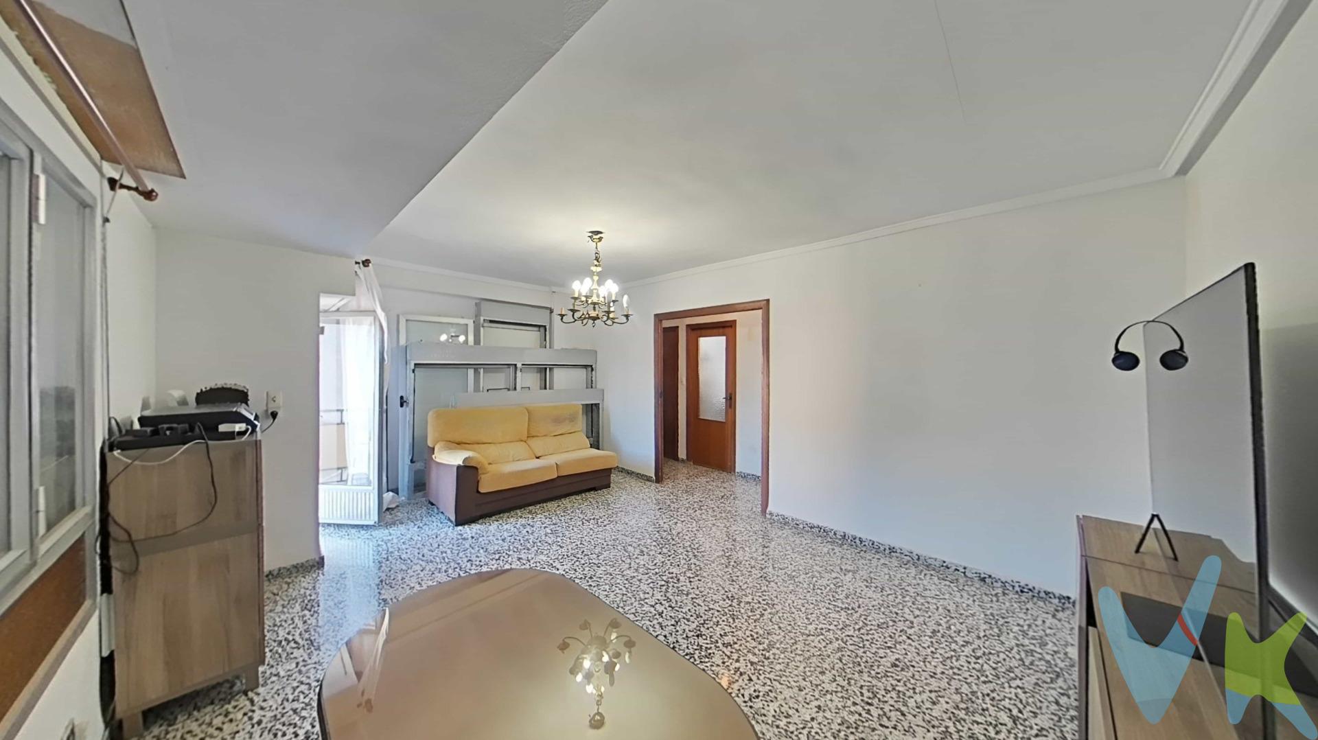 ¡Tu nuevo hogar te espera en la encantadora zona de Torrefiel, en Valencia! Este amplio y luminoso piso de 4 habitaciones es la oportunidad perfecta para vivir con comodidad y estilo. Cuenta con 2 baños completos, ideales para toda la familia, y una cocina independiente reformada y funcional, perfecta para preparar tus mejores recetas. El salón comedor, espacioso y acogedor, te brinda acceso a un balcón donde podrás disfrutar de momentos de relax y vistas agradables, así como el acceso a un trastero más que necesario en el día a día, que siempre vamos guardando cosas. Una de las ventajas de esta vivienda es que es solo una por rellano, lo que proporciona mayor privacidad y tranquilidad. Aunque el piso necesita una actualización en puertas y ventanas, ya se dispone de parte de las ventanas en el inmueble, ya que en una reforma anterior se planificó cambiarlas, pero finalmente no se realizó. (esto sería aparte del precio). Además, está rodeada de todo tipo de servicios: transporte público, comercios, centros médicos, colegios y mucho más, lo que hace que vivir aquí sea muy cómodo y práctico. Ubicado en una zona tranquila y bien comunicada, este piso combina confort y conveniencia. ¡No dejes pasar esta oportunidad y haz de este hogar tu nuevo refugio en Valencia!. Se trata de una vivienda en una cuarta altura con ascensor, con orientación Norte y Sur , por lo que la ventilación y la luz no te va a faltar. . No te lo pienses más y mira el tour virtual para poder comprobar todo lo que te cuento. Agencia Registrada con el Nº 2.059 en el Registro Obligatorio de Agentes Inmobiliarios de la Comunitat Valenciana, según el DECRETO 98/2022, de 29 de julio, del Consell, por el que se regula el Registro de Agentes de Intermediación Inmobiliaria de la Comunitat Valenciana. Por mandato expreso del propietario, comercializamos este inmueble en EXCLUSIVA COMPARTIDA, lo que le garantiza el acceso a toda la información, a un servicio de calidad, un trato fácil, sencillo y sin interferencias de terceros. Por este motivo, se ruega no molestar al propietario, a los ocupantes de la propiedad o a los vecinos, así como a los porteros de la comunidad en el caso de que los hubiera. Muchas gracias por su comprensión. Si usted es agente inmobiliario y tiene un cliente para este inmueble, llámenos: estaremos encantados de colaborar. EL ANUNCIO NO ES VINCULANTE Y PODRÍA CONTENER ALGÚN ERROR. EL PRECIO PUBLICADO NO INCLUYE GASTOS DE NOTARIA, IMPUESTOS, REGISTRO NI HONORARIOS DE AGENCIA. LOS VEHÍCULOS Y ALGUNOS MUEBLES QUE APARECEN EN LAS FOTOS, NO ESTÁN INCLUIDOS !!!