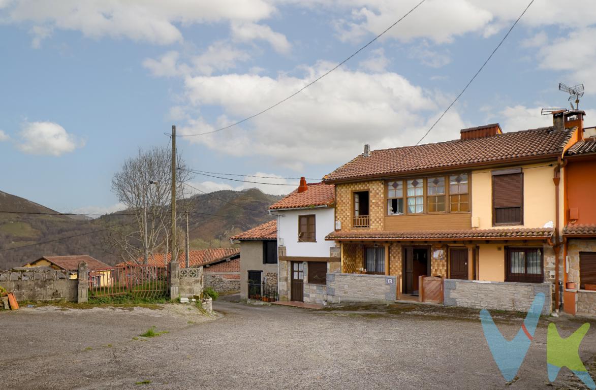 Casa de aldea en una tranquila aldea asturiana, muy cerca de Infiesto, con bonitas vistas a los Picos de Europa y rodeada de naturaleza, pero con servicios cercanos. Está cuidada al detalle y lista para entrar a vivir.Se distribuye en dos plantas más un bajo cubierta. En la planta baja cuenta con una acogedora cocina-salón reformada, que combina el estilo tradicional (con cocina de leña o carbón) y las comodidades actuales (vitrocerámica y horno). En la primera planta hay dos dormitorios, además de un tercer dormitorio de paso que puede usarse como zona de lectura o conexión entre estancias. El bajo cubierta está habilitado como dormitorio adicional, ideal para invitados.Destaca también su encantador porche, perfecto para disfrutar de comidas al aire libre y del entorno natural. En conjunto, es una vivienda con mucho encanto, que mezcla autenticidad, confort y un entorno privilegiado.Gastos e impuestos no incluidos en el precio. A título orientativo, en segundas transmisiones, el comprador abonará el Impuesto sobre Transmisiones Patrimoniales (ITP). Para consultar los porcentajes del ITP en Asturias puede hacerlo a través de la web oficial de servicios tributarios del Principado de Asturias https://sede.tributasenasturias.es/sites/sede/default/es_ES/Que-quieres-hacer/Transmisiones-Patrimoniales-y-AJD. La base imponible será el mayor valor entre precio de compraventa, tasación o valor de referencia catastral. Gastos de notaría y registro según aranceles variables según precio, número de copias y complejidad.  El comprador escoge libremente notario. El vendedor asume la plusvalía y el resto de gastos son del comprador. Si se precisa hipoteca: Tasación, condiciones y costes bancarios según entidad elegida por el comprador; así como los gastos de gestoría y cualesquiera otros inherentes a la formalización de la compraventa. De acuerdo con la ley, no se incluyen en el precio otros gastos o tributos que legalmente correspondan al comprador. Honorarios de intermediación inmobiliaria a cargo del vendedor y honorarios de mediación inmobiliaria del 2% más I.V.A. a cargo del comprador. El consumidor tiene derecho, conforme a la normativa vigente, a disponer de información y documentación adicional relativa al inmueble y condiciones de la compraventa, accesible en la sede física de la Agencia Domingo en Avenida Hermanos Felgueroso 1 o Marqués de casa Valdés 7 bajo, de Gijón, o a través del correo electrónico info@agenciadomingo.com. La agencia actúa exclusivamente como intermediaria en la operación. Cualquier compraventa y sus condiciones quedan sujetas en todo caso a la aceptación expresa del vendedor del inmueble y a la posterior formalización del correspondiente contrato. El presente anuncio tiene carácter meramente informativo; la información suministrada se corresponde con la disponible a la fecha de publicación, pudiendo variar en función de las circunstancias o actualizaciones legales, contractuales y fiscales.