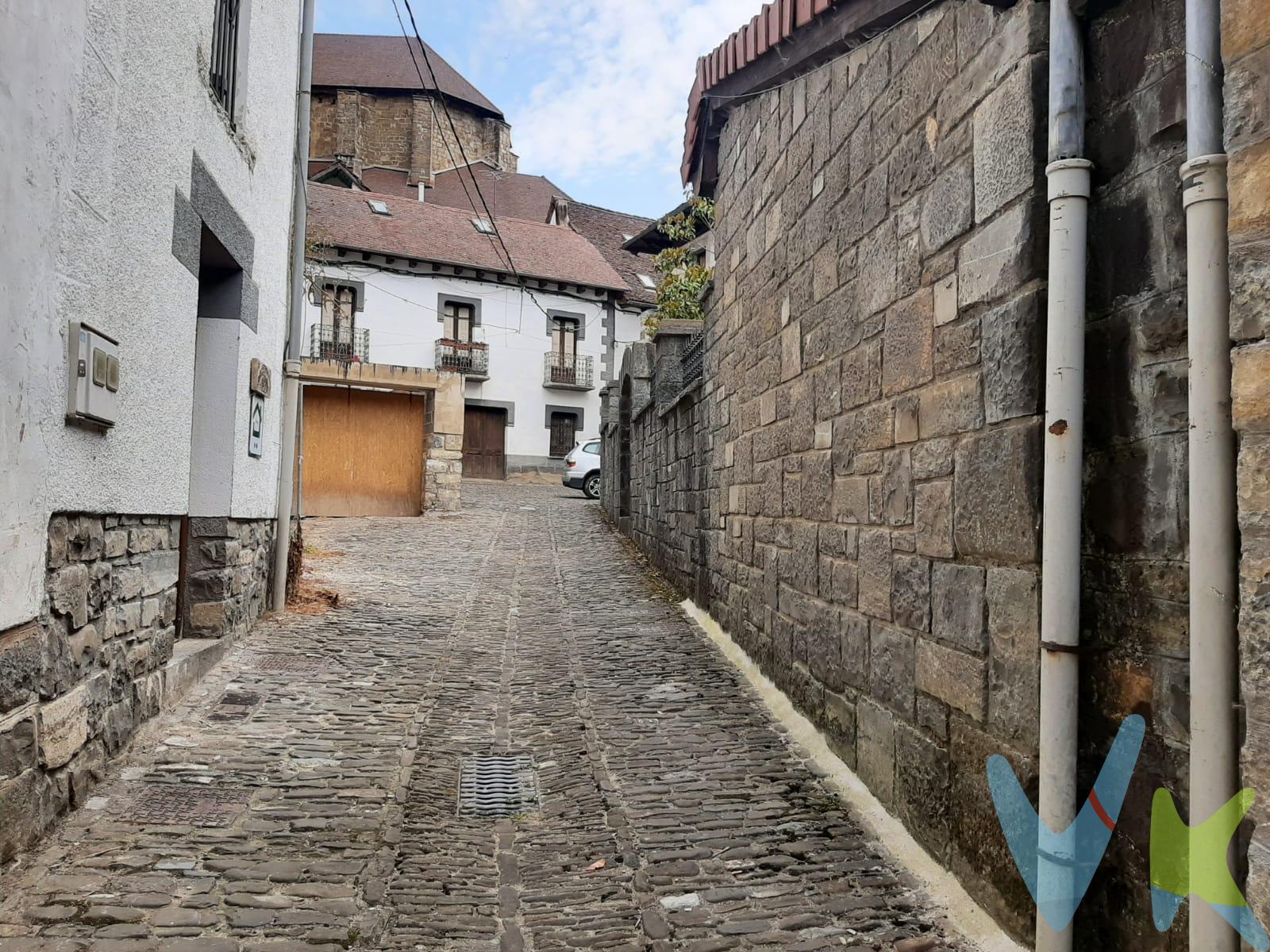 Terreno urbano en Ochagavía, pueblo turístico y pintoresco, a las puertas de la selva de Irati. Actualmente, parcela urbanizada, lista para construir tu casa de ensueños y disfrutar de una segunda vivienda. Llámanos para conocer las características de la misma y poder empezar a crear tu nuevo proyecto. 