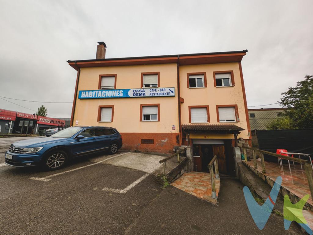 Se vende HOSTAL-RESTAURANTE en Viella, Siero. Muy bien situado, a 19 km de Gijón y a 6 km de Oviedo. El aeropuerto más cercano es el de Asturias, ubicado a 26 km.    Edificio de 629 metros cuadrados distribuido en dos plantas destinadas a HOSTAL y con un total de 19 habitaciones, todas ellas equipadas con escritorio, TV de pantalla plana, armario y baño privado, una planta destinada a cafetería, con salón RESTAURANTE, cocina industrial, almacén y baños y una planta bajocubierta que podría destinarse a VIVIENDA de uso familiar diario.    Entradas independientes hostal y restaurante.    Gran APARCAMIENTO PRIVADO para uso exclusivo de los clientes.    Actualmente en pleno funcionamiento y con ingresos demostrables.    Ideal para explotarlo como negocio familiar, alojamiento rural     ¡¡¡GRAN PROPIEDAD CON MUCHAS POSIBILIDADES!!!  