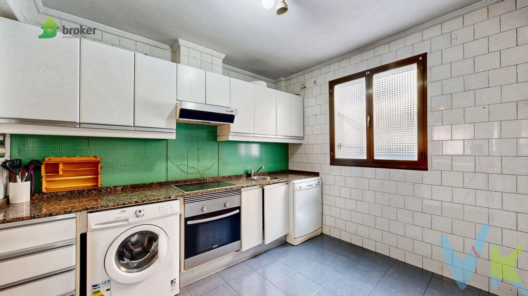 CENTRO - RONTEGI, 3 HABITACIONES CON ASCENSOR NUEVO A COTA CERO
¡¡¡ EXCLUSIVA !!!  INMOBILIARIA BROKER te ofrece esta vivienda a 2 minutos de Herriko Plaza, del Metro y de todo tipo de servicios.
Es una vivienda ideal para mantener las 3 habitaciones, una cocina abierta comunicada con la sala (con dos ventanas independientes) y un baño con ventana.
El edificio cuenta con ASCENSOR A COTA CERO recién instalado, con el portal reformado y VIDEOPORTERO. 
TENEMOS LLAVES, para que puedas verlo con toda la tranquilidad del mundo. Llámanos cuanto antes para concertar una visita, envíanos un email o pasa por nuestra oficina de Gernikako Arbola, 38.
Usamos tecnología 3D, para que puedas ver la vivienda con total realidad. Así, en la visita todo será más fácil a la hora de tomar decisiones.
Gastos de gestión del 3500 € (+IVA) a cargo del comprador, no incluidos en el precio.
Colegiado API 584. Trabaja con verdaderos profesionales.