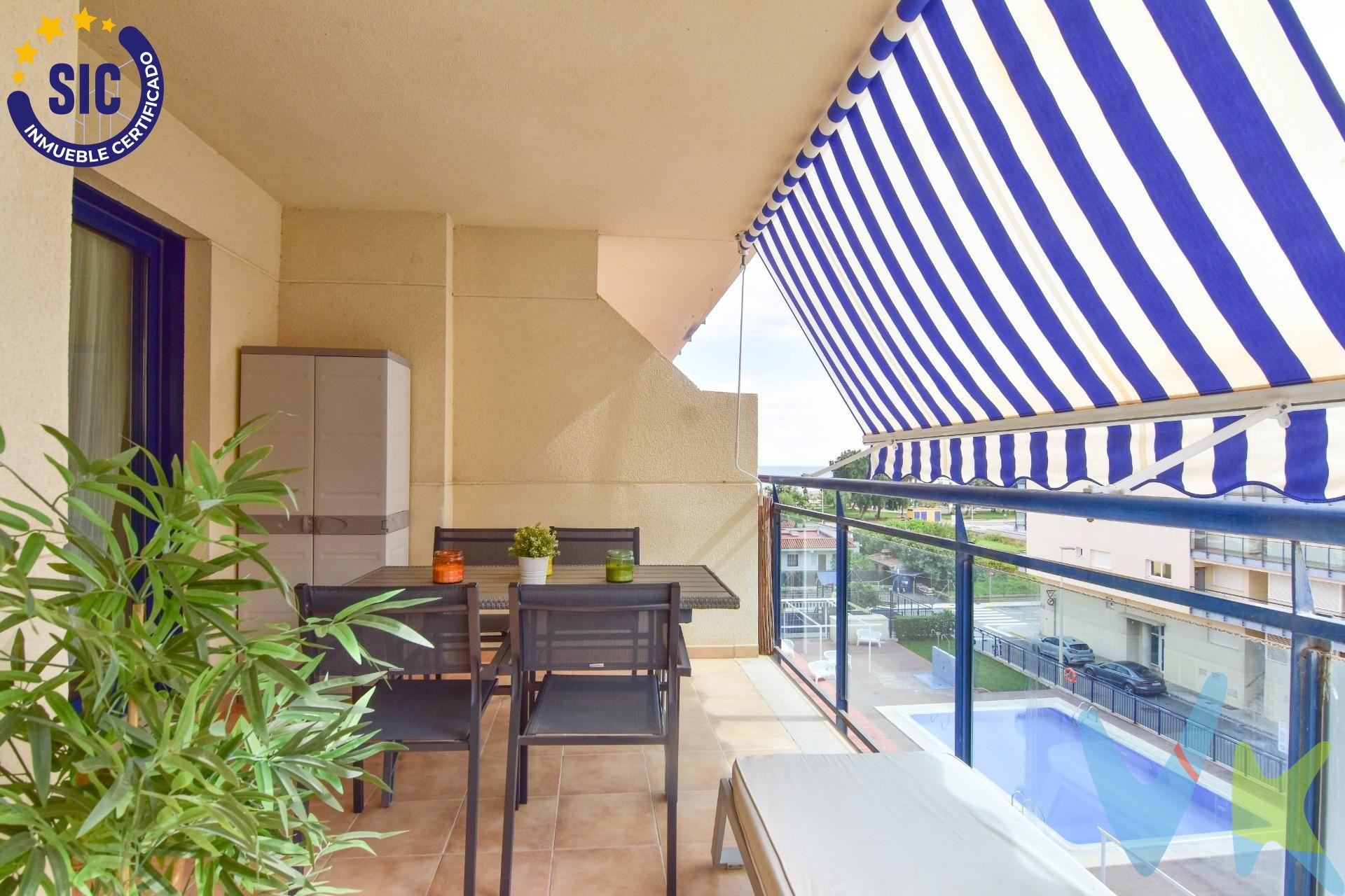 Hay viviendas que son prácticas… y después están aquellas que, además, te permiten disfrutar de una forma de vida diferente. Este apartamento en Moncofa reúne precisamente eso: una vivienda cómoda, una urbanización pensada para disfrutar y un entorno donde el Mediterráneo se convierte en parte de tu día a día. Ubicado en MARISMAS RES DUNAS, una urbanización que invita a disfrutar del exterior sin salir de casa, podrás relajarte en sus zonas ajardinadas, ver a los más pequeños disfrutar en el parque infantil o refrescarte en su piscina comunitaria durante los meses de verano. Y es que aquí, el atractivo no está únicamente dentro de la vivienda. Está en poder bajar de casa y tener un pequeño espacio de vacaciones durante todo el año. La vivienda se encuentra en una tercera planta con ascensor y cuenta con una distribución cómoda y funcional. Dispone de 2 dormitorios con armarios empotrados, un baño completo con plato de ducha, salón comedor, cocina y una de esas estancias que marcan la diferencia: una terraza de 14 m², perfecta para desayunar al aire libre, tomar algo al final del día o simplemente disfrutar del buen clima mediterráneo. Además, para que no tengas que preocuparte por nada, la vivienda incluye plaza de garaje y trastero. Y saliendo de la urbanización, Moncofa te ofrece ese equilibrio tan buscado entre tranquilidad y servicios: playas, paseo marítimo, zonas de ocio y espacios naturales para caminar, practicar deporte o simplemente desconectar. Su litoral cuenta con diferentes playas y servicios, mientras que el entorno del Belcaire permite disfrutar de rutas junto al mar y espacios naturales. Una vivienda para vivirla, disfrutarla y sentir que cada día puede tener un poquito de vacaciones. O simplemente, puedes convertirlo en tu hogar, vivir tranquil@ y a un paso de la playa. . Nota: Agencia Registrada con el Nº 1395 en el Registro Obligatorio de Agentes Inmobiliarios de la Comunitat Valenciana, consultable en la web de la Generalitat Valenciana. La oferta está sujeta a cambios de precio o retirada del mercado sin previo aviso. La información contenida en el presente anuncio se facilita a título meramente informativo y no contractual, los datos, descripciones, superficies, imágenes y cualquier otro contenido del mismo pueden estar sujetos a errores u omisiones al ser facilitados por terceros. El precio de venta publicado no incluye los honorarios de intermediación inmobiliaria, ni los impuestos legalmente aplicables (IVA o ITP), ni los gastos derivados de la compraventa, tales como notaría, registro y gestoría, ni aquellos derivados de la financiación, en caso de existir. Por mandato expreso del propietario, este inmueble se comercializa en régimen de exclusiva, garantizando al interesado un acceso completo a la información y una gestión profesional, transparente y sin interferencias de terceros. Se ruega no molestar al propietario, a los ocupantes del inmueble ni a los vecinos. Agentes inmobiliarios con cliente interesado pueden contactar con la agencia para colaborar. Nuestro departamento financiero puede conseguir tu financiación. ¡Consúltanos!