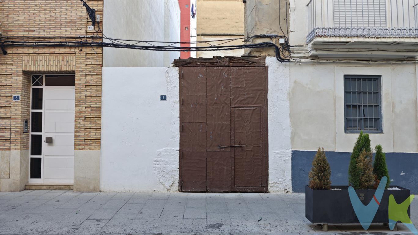 CONSTRUYE LA CASA QUE SIEMPRE HAS SOÑADO EN EL CENTRO DE TORRENT  Oportunidad única: solar urbano de 122 m² en pleno corazón de Torrent, ideal para levantar tu vivienda a medida. La normativa permite construir hasta 3 alturas (planta baja + primera + segunda retranqueada), alcanzando aproximadamente 300 m² edificables.  Características principales:  * Superficie de la parcela: 122 m²  * Fachada: 4,40 metros  * Edificabilidad aproximada: 300 m²  * Alturas permitidas: PB + 1ª + 2ª retranqueada  Situado en el casco histórico, disfrutarás de una ubicación privilegiada: junto a la iglesia, la Torre, el metro, colegios, supermercados, Ayuntamiento y todos los servicios esenciales. Una zona tranquila para el día a día, pero a la vez perfecta para vivir de cerca las tradiciones y fiestas de la ciudad.  Imagina tener una vivienda sin vecinos arriba, diseñada exactamente a tu gusto y para tu familia. Una oportunidad excepcional para crear tu hogar definitivo en una de las mejores ubicaciones de Torrent.  Si tienes que vender antes tu vivienda, llámanos y te asesoramos cómo hacerlo para además tener los mínimos gastos posibles y todas las garantías.  Agencia Registrada con el nº00516 en el Registro Obligatorio de Agentes Inmobiliarios de la Comunidad Valenciana    Por mandato expreso del propietario, COMERCIALIZAMOS ESTE INMUEBLE EN EXCLUSIVA, lo que le garantiza el acceso a toda la información, a un servicio de calidad, un trato fácil, sencillo y sin interferencias de terceros. Por este motivo, se ruega NO MOLESTAR AL PROPIETARIO, a los ocupantes de la propiedad o a los vecinos. Muchas gracias por su comprensión.   La oferta está sujeta a cambios de precio o retirada del mercado sin previo aviso. Este anuncio en su conjunto, incluyendo textos, fotos, imágenes o cualquier otro contenido de este, no es vinculante dado que la información es ofrecida por terceros y puede contener errores. Se muestra a título informativo y no contractual.  El precio anunciado NO INCLUYE los impuestos, ni los gastos como, Notario, Registro de la Propiedad, ni los honorarios de la agencia inmobiliaria.  Esta propiedad se pone a la venta con toda la documentación comprobada y en regla, por lo que ofrecemos GARANTIAS a los compradores.  