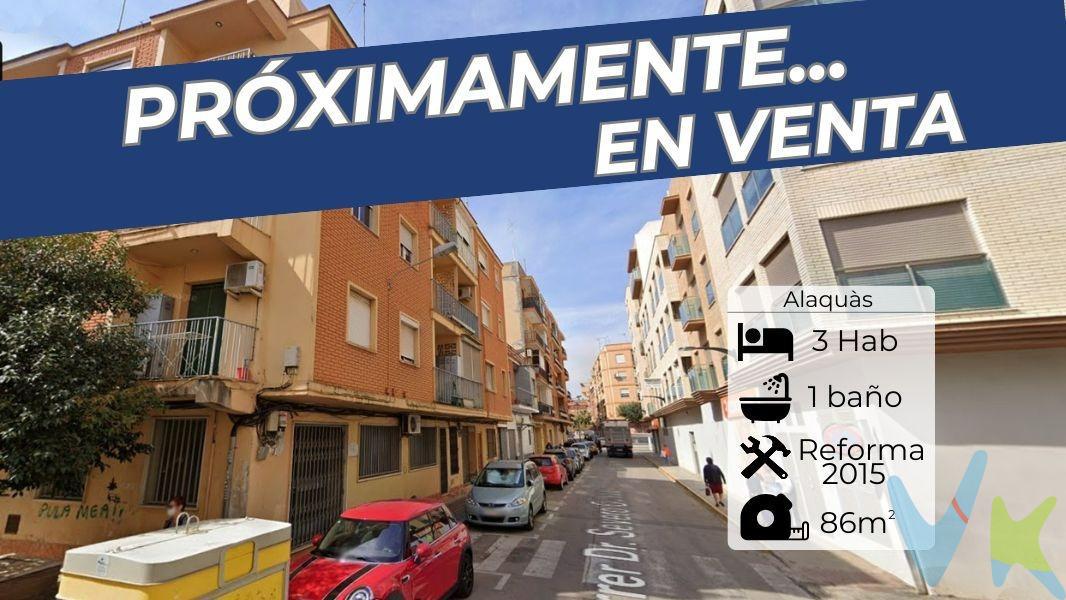 Se vende piso en la codiciada zona Dos de Mayo de Alaquàs. Ubicado en una de las zonas más consolidadas y con mejor proyección de Alaquàs, este inmueble ofrece una excelente oportunidad tanto para familias como para inversores. La vivienda se encuentra rodeada de todo tipo de servicios: comercios, colegios, zonas verdes y excelentes conexiones de transporte público. Se trata de una tercera planta sin ascensor, distribuida en tres habitaciones, dos de ellas dobles con armarios empotrados, lo que proporciona un espacio cómodo y funcional. Dispone de un baño completo, amplio salón-comedor de aproximadamente 22 m² ideal para reuniones familiares y momentos de ocio, y una cocina independiente. Además, la vivienda cuenta con aire acondicionado, lo que garantiza el confort durante todo el año. ¡Estate atento! Pronto saldrán más fotos para que puedas conocer todos los detalles de esta magnífica propiedad. No dejes pasar esta oportunidad de vivir en una zona estratégica, con todas las comodidades a tu alcance. ¡Contáctanos para más información o para concertar una visita!. La venta de esta vivienda se gestiona mediante contrato de exclusiva compartida, lo que permite trabajar con más de 150 inmobiliarias, garantizando la máxima difusión y profesionalidad en el proceso de venta. Los gastos derivados de la compraventa, como los de notaría, registro y honorarios, no están incluidos en el precio. Inmueble sujeto a período de transparencia.