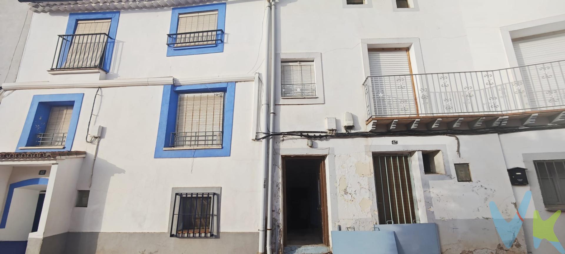 <b>BELMONTE DE GRACIÁN: </b>Casa de 115 metros útiles con corral en 40 metros y trastero. Primera planta: Salón, sala de estar, cocina, dos dormitorios dobles y uno individual. Cuarto de baño. Planta calle: Corral de 40 metros y trastero. Para reformar. Suelos de terrazo, ventanas de madera. Incluye campo de regadío de 940 metros. Cerca de Calatayud, 12km, Zaragoza 90 km, cerca de la autovía A2. El precio no incluye impuestos, gastos de notaría, registro ni honorarios de intermediación. Este anuncio tiene carácter informativo y no es contractual. Puede estar sujeto a errores o modificaciones.
