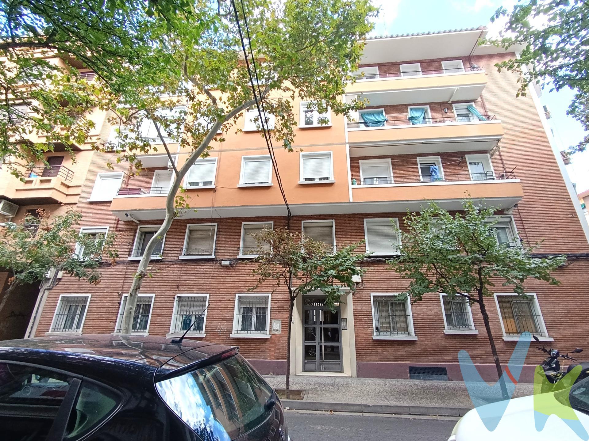 CALLE PEDRO LAPUYADE.- Piso de 59m²,  totalmente exterior, con una distribución cómoda y funcional, que ofrece múltiples posibilidades para crear un hogar a medida. La vivienda se distribuye en tres dormitorios, salón, cocina y baño, y cuenta con dos amplios armarios empotrados que aportan una práctica solución de almacenamiento. Dispone de ascensor, calefacción y agua caliente sanitaria individuales mediante gas ciudad. Además, de forma opcional hay una plaza de garaje situada en el edificio de enfrente, un valor añadido que aporta comodidad y practicidad al día a día, por tan solo 19.000€. Ubicado en una zona con todos los servicios necesarios en el entorno y buenas comunicaciones, se trata de una interesante oportunidad tanto para quienes buscan su futura vivienda como para quienes desean invertir. Una vivienda con muchas posibilidades, ideal para reformar a gusto y diseñar cada espacio según las necesidades y preferencias personales. No dejes de ver la visita virtual 360º donde podrás ver con todo detalle esta vivienda. Gastos e impuestos no incluidos. A título orientativo, en segundas transmisiones, el comprador abonará: Impuesto sobre Transmisiones Patrimoniales (ITP), tipo general en Aragón al 8% (*). Base de cálculo: mayor valor entre precio de compraventa o valor de referencia catastral. Gastos de Notaría y Registro: Aranceles variables según precio, número de copias y complejidad; cálculo según tarifas normativas. Si se precisa hipoteca: Tasación, condiciones y costes bancarios según entidad elegida por el comprador; así como gastos de gestoría y cualesquiera otros inherentes a la compraventa. No se incluyen otros gastos o tributos que puedan por Ley corresponder al comprador. Operación sujeta a doble mediación. Existen honorarios a cargo del comprador, salvo pacto en contrario, no incluidos en PVP. El consumidor conforme a la normativa vigente podrá solicitar información y documentación adicional relativa al inmueble, sus características, condiciones de la operación y del servicio de mediación en la oficina y/o a través de nuestro teléfono de contacto o mail. La agencia actúa exclusivamente como intermediaria en la compraventa, cuyas condiciones, en todo caso, estarán sujetas a la aceptación expresa del vendedor del inmueble y posterior formalización del contrato. La información suministrada se corresponde con la disponible a la fecha de publicación, pudiendo variar en función de las circunstancias o actualizaciones legales, contractuales y fiscales. Anuncio de carácter meramente informativo. Para una información exhaustiva sobre el funcionamiento, tipos impositivos y bonificaciones del ITP en Aragón, puede consultar el portal oficial de la Agencia Tributaria Autonómica. Tarifas notariales y registrales reguladas en el Anexo I del Real Decreto 1426/1989 y Anexo I del Real Decreto 1427/1989, respectivamente. Anuncio no vinculante, puede contener errores.