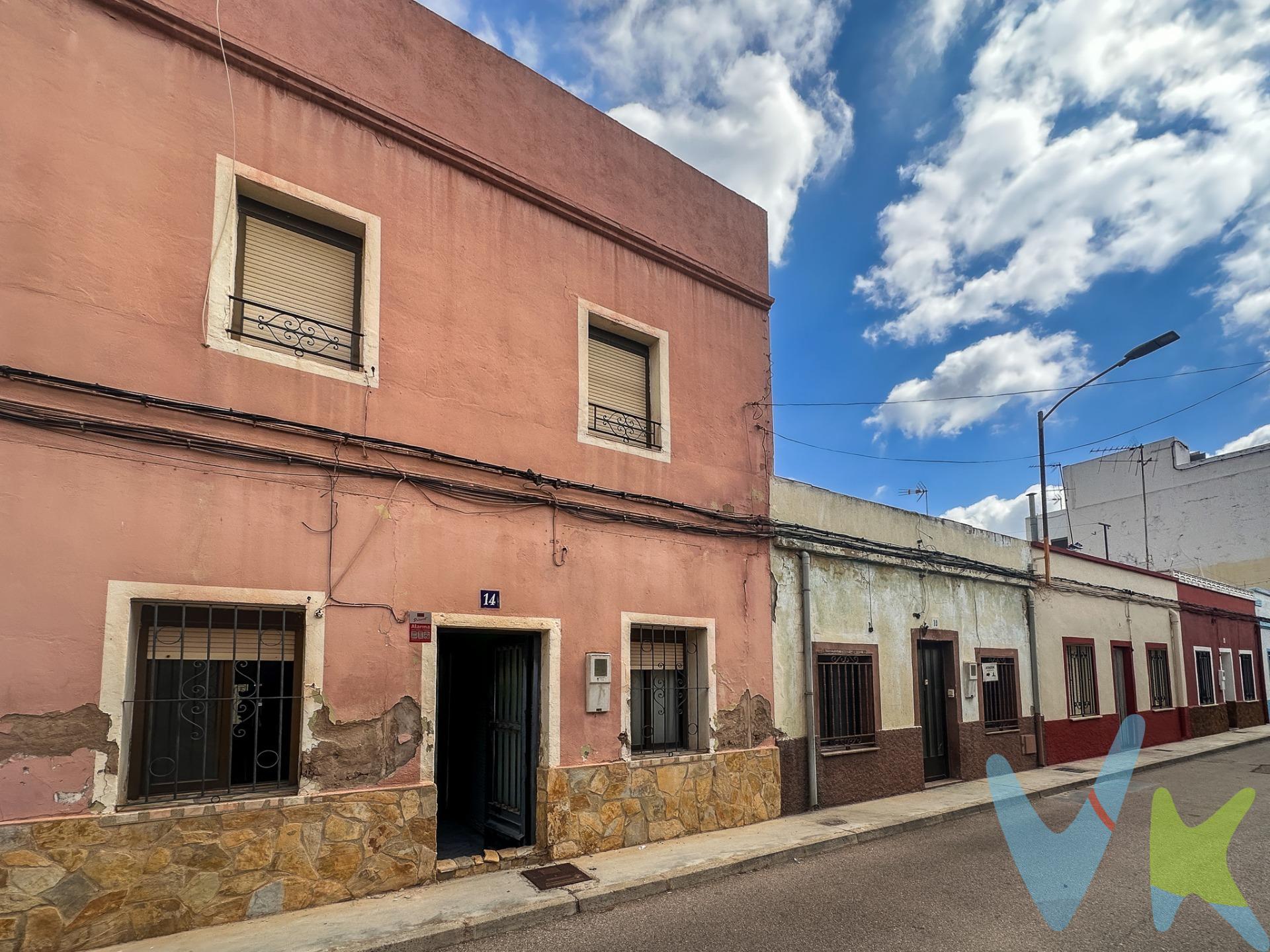 Te presentamos una casa ubicada en el Grupo San Vicent nº 14, que se despliega a lo largo de dos plantas y terraza arriba diseñadas para maximizar la funcionalidad y comodidad. En la planta baja encontrarás un hall acogedor que te da acceso a una cocina, un espacioso salón-comedor ideal para compartir momentos con familiares y amigos, así como una sala de estar perfecta para relajarte. Esta planta también cuenta con una habitación adicional y un baño equipado con ducha. La primera planta alberga dos habitaciones dobles luminosas junto a otra sala de estar versátil y un completo baño dotado de bañera; todo ello diseñado pensando en tu confort diario. Finalmente, subiendo al segundo piso podrás disfrutar de una espectacular terraza privada: casi 54 m², donde podrás organizar reuniones o simplemente deleitarte bajo el sol! También incluye un pequeño trastero adicional para mayor conveniencia. La vivienda tiene alarma. !!!No pierdas esta oportunidad única; ven a conocerla hoy mismo!!!