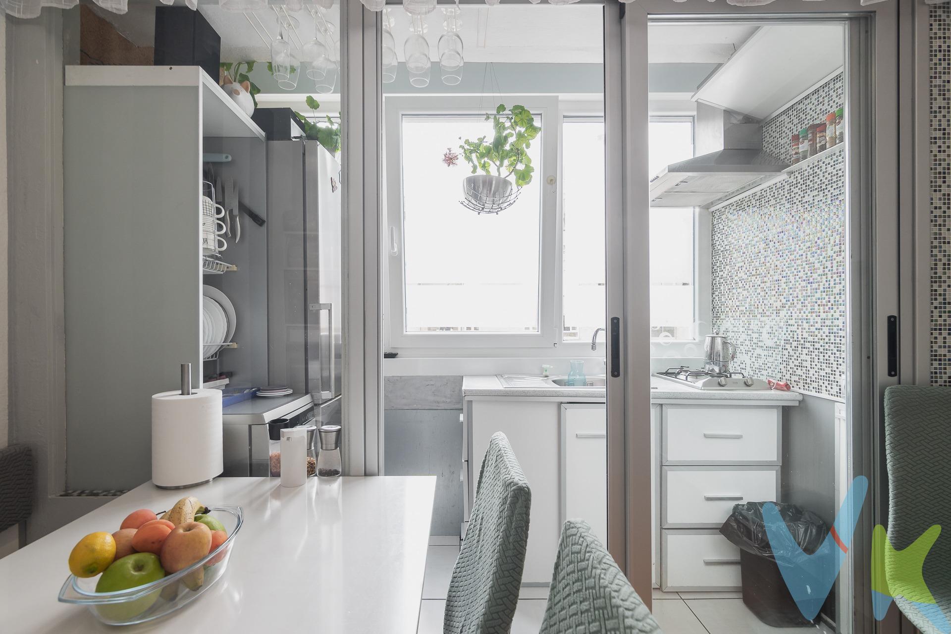 ¡EN VENTA! Piso reformado  totalmente amueblado de 65 m² construidos (60 m² útiles), ubicado en una quinta planta con ascensor, en una de las zonas más céntricas y con mejor dotación de servicios de Zizur Mayor. A escasos minutos del Ayuntamiento y rodeado de tiendas, supermercados, cafeterías, transporte público y zonas verdes. Distribución funcional:. - Salón-comedor de 15,85 m², amplio y con excelente luz natural. - Cocina independiente de 2,60 m² abierta al salón. - Tres dormitorios (entre 10 y 11 m²), todos con armarios empotrados. - Baño completo equipado con plato de ducha. - Plaza de garaje en semisótano incluida en el precio.  Otras características destacadas:. Piso completamente amueblado, ideal para entrar a vivir desde el primer día. Calefacción central, agua caliente mediante contador individual. Gastos de comunidad: 105 €/mes (con calefacción central incluida). Mejoras: instalación eléctrica reformada, ventanas cambiadas, persianas eléctricas, baño  reformado y con plato de ducha, cocina completamente reformada.. Su ubicación privilegiada, con todos los servicios a mano y conexión rápida con Pamplona, lo convierte en una excelente opción tanto para vivir como para invertir. ¿Te interesa? Llámanos sin compromiso y agenda tu visita. Los datos y superficies indicados en este anuncio son aproximados y tienen un carácter meramente informativo, sin valor contractual. El precio de venta no incluye impuestos ni gastos derivados de la transmisión.