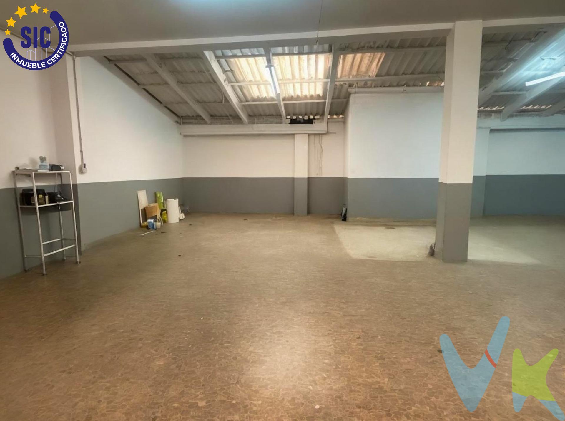 REMAX URBE II presenta en exclusiva . ✨Fantástico local comercial con excelente ubicación en Canals✨. Se vende bajo comercial con +250m2, al lado de la avenida JAIME I. Con dos entradas, una con puerta automática.Con vado de alta, ideal para carga y descarga. Dispone de una oficina en alto, un aseo, parking para 2 coches y espacio diáfano. Por solo 💰 149.000 € 💰. Oportunidades como está no aparecen todos los días. Contactame para mas información o concretar una visita . La descripción del presente inmueble e imágenes tienen mero carácter informativo y en ningún caso carácter contractual, pudiendo ser modificados por la inmobiliaria comercializadora sin que ello implique responsabilidad alguna frente a terceros. En el precio de venta a público, esta propiedad NO incluye los gastos de adquisición (Notario, registro, gestión, honorarios, etc..). 