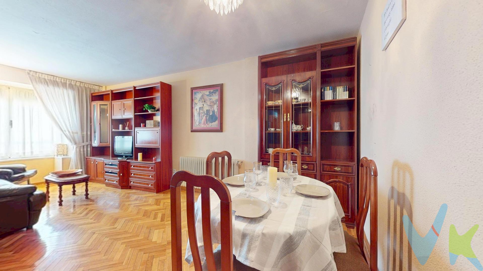 Se vende espectacular piso de de 74 metros cuadrados , en la Calle Monte Urgull, construido en 1999, este inmueble destaca por su excelente distribución, luminosidad y el estado impecable de sus estancias. 2 dormitorios, salón y cocina independientes, cuarto de baño con plato de ducha, armario empotrado y forrado en el dormitorios principal, aire acondicionado en salón y dormitorio principal, suelos de parquet muy bien cuidados y de gres, ventanas de pvc, puertas interiores de roble, exterior blindada, calefacción de gas natural individual y trastero adjunto a la vivienda de 18 metros cuadrados. Finca con ascensor y próxima ITE para 2030, vecinos de toda la vida , ninguna vivienda arrendada. Vivir en la Calle Monte Urgull significa disfrutar de la tranquilidad de una calle residencial sin renunciar a la excelente conexión y vitalidad de Madrid. Es una zona completamente consolidada que ofrece un equilibrio perfecto entre comodidad urbana y servicios a la vuelta de la esquina. Comunicaciones inmejorables: A pocos minutos de estaciones de Metro y paradas de autobuses de la EMT. Conectarás con el centro de Madrid (Atocha, Sol o Gran Vía) de forma rápida y directa, ideal para el día a día o para ir a trabajar, metro Puente de Vallecas y Nueva Numancia línea 1, varios autobuses nº10, nº54, nº58, nº310, nº57, nº56, nº111 y nocturno. Acceso rápido por carretera: Excelente y rápido acceso a vías principales como la M-30 y la A-3, lo que facilita enormemente la entrada y salida de la capital en coche. El barrio cuenta con una amplia oferta de supermercados, Carrefour Market, Ahorramás, Día , mercados tradicionales, farmacias, bancos y una variada oferta gastronómica local.Educación y sanidad: Un entorno ideal rodeado de colegios, centros de salud  Avenida Peña Prieta con todo tipo de especialistas,  e instalaciones deportivas públicas para disfrutar del tiempo libre.Un barrio en constante revalorización: Su cercanía a núcleos financieros y zonas verdes lo convierte en un punto clave de alta demanda inmobiliaria, asegurando que tu compra sea una inversión segura a futuro. Una oportunidad perfecta tanto para entrar a vivir como para una inversión de alta rentabilidad. No se la juegue con una de las compras más importantes de su vida, 30 años nos avalan. En cumplimiento de lo dispuesto en el artículo 20 del Texto Refundido de la Ley General para la Defensa de los Consumidores y Usuarios, en su redacción vigente desde el 28 de diciembre de 2025, se informa expresamente de que el precio publicado no incluye los impuestos ni los gastos adicionales derivados de la compraventa, tales como el Impuesto de Transmisiones Patrimoniales o el IVA en su caso, Actos Jurídicos Documentados, aranceles notariales y registrales u otros gastos inherentes a la operación, los cuales se determinarán en función del precio final de cierre de la compraventa. El precio final ofertado respeta la normativa reguladora de precios que resulte aplicable. Asimismo, la presente operación devengará honorarios de intermediación profesional equivalentes, como máximo, al 3% del precio final de compraventa, más el IVA vigente, que serán abonados por la parte compradora.