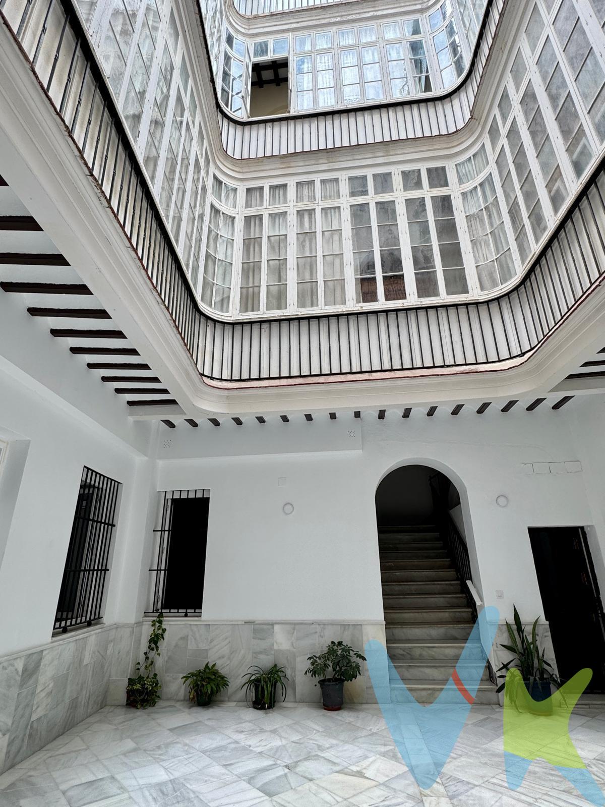 Les presentamos, en exclusiva, este fantástico piso, en una ubicación excelente, entre las céntricas plazas de San Agustín y del Palillero . Se encuentra rodeado de todo tipo de servicios, comercios, restaurantes y monumentos. El inmueble cuenta con un dormitorio dobles perfectamente equipado, que ventila al amplio y luminoso patio comunitario de entrada. Las ventanas de toda la vivienda son de madera y Climalit, y el salón-cocina es exterior a la calle. . El suelo de toda la vivienda es de porcelánico imitación madera, y el piso está recientemente reformado con materiales de primera calidad. Cuenta con un cuarto de baño con amplia placa de ducha. Tambien dispone de preinstalación de aire acondicionado centralizado. . La finca dispone de azotea transitable. El piso se entrega tal y como se muestra en las fotos. . No dude en contactar con nosotros, ¡Infórmese sin compromiso! . Por mandato expreso del propietario, comercializamos este inmueble en exclusiva, lo que le garantiza el acceso a toda la información, a un servicio de calidad, un trato fácil, sencillo y sin interferencias de terceros. Por este motivo, se ruega no molestar al propietario, a los ocupantes de la propiedad o a los vecinos. Muchas gracias por su comprensión. De acuerdo con lo prevenido en el Decreto 218/2005, de 11 de octubre, se informa al cliente que los Gastos Notariales, Registrales, impuesto de transmisiones (ITP), Honorarios de intermediación, Gastos financieros, y otros gastos inherentes a la compraventa no están incluidos en el precio.