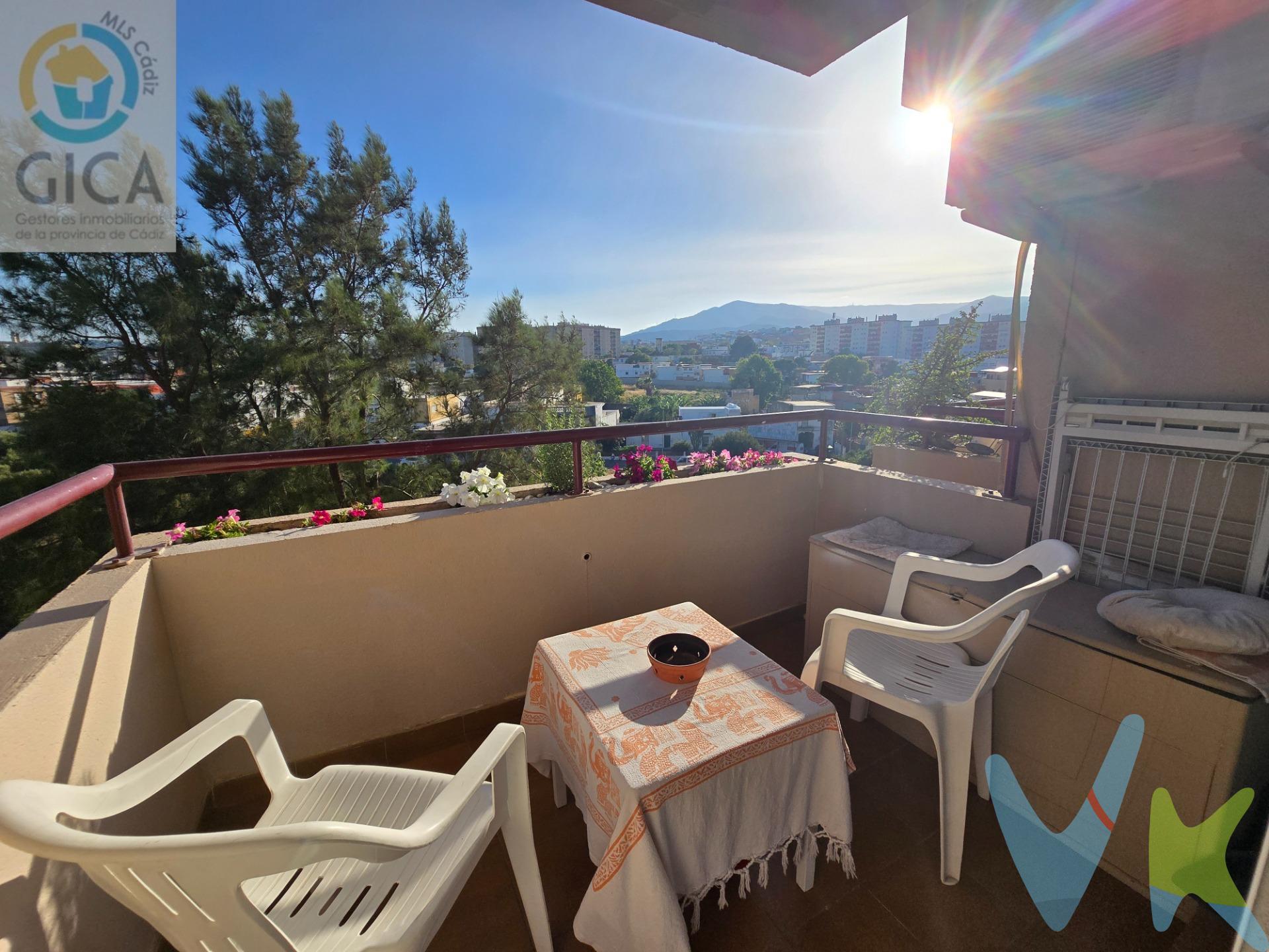 Piso de 3 dormitorios con terraza y parking junto al Hotel Reina Cristina. 78 m² · 3 dormitorios · 1 baño y un aseo · 3ª planta · ascensor. Si buscas una vivienda cómoda, bien ubicada y con espacio exterior para disfrutar, esta puede ser una opción muy interesante. Situado en la Urbanización Marina del Carmen, junto al Hotel Reina Cristina, este piso cuenta con 78 m², 3 dormitorios, ascensor y plaza de parking incluida, además de una agradable terraza orientada al sur. La terraza es uno de los grandes atractivos de la vivienda: dispone de espacio suficiente para colocar una mesa y varias sillas y ofrece vistas abiertas hacia el mar y la montaña, creando un agradable espacio exterior para disfrutar durante todo el año. La vivienda dispone de un amplio salón-comedor, cocina con lavadero independiente y tres dormitorios con armarios empotrados. En cuanto a los baños, cuenta con un baño completo con plato de ducha y un segundo espacio que actualmente se utiliza como vestidor, pero que puede volver a convertirse en aseo. La vivienda fue construida en el año 2000 y se encuentra en una urbanización con zonas comunes. Además, la plaza de parking está incluida en el precio, un extra especialmente práctico en la zona. Una vivienda que reúne características muy buscadas: 3 dormitorios, terraza, vistas, ascensor y parking, en una ubicación próxima a servicios y bien comunicada. ¿Quieres conocerla? Llámanos y estaremos encantados de enseñártela. ------------------------------------------------------. Transparencia de precio, impuestos y honorarios:. El precio publicado corresponde únicamente al precio de venta del inmueble y no incluye impuestos, gastos de compraventa ni honorarios a cargo del comprador. Impuestos: ITP o IVA+AJD (según la naturaleza de la transmisión). En Andalucía, en segundas transmisiones el ITP es 7% con carácter general, pudiendo aplicarse tipos reducidos (6% o 3,5%) si se cumplen requisitos. Base del impuesto: con carácter general, la base será la mayor entre el precio declarado y el valor de referencia (según normativa aplicable). Gastos de compraventa: notaría, registro y, en su caso, gestoría (desde 2.000€ orientativo, según operación). Honorarios comprador (no incluidos): 3% + IVA, con mín. 3.500€ + IVA si precio < 115.000€. Se informan y aceptan por escrito (hoja de encargo/servicios) antes de la visita y de cualquier gestión vinculada a la compra. Ficha informativa (Decreto 218/2005) a disposición del interesado. Fuentes oficiales: información tributaria y valor de referencia disponibles en fuentes oficiales de la Junta de Andalucía y se facilitan a quien lo solicite. Exclusiva: Por mandato expreso del propietario, este inmueble se comercializa en exclusiva a través de la inmobiliaria. Se ruega no contactar directamente con propiedad/ocupantes/vecinos. 