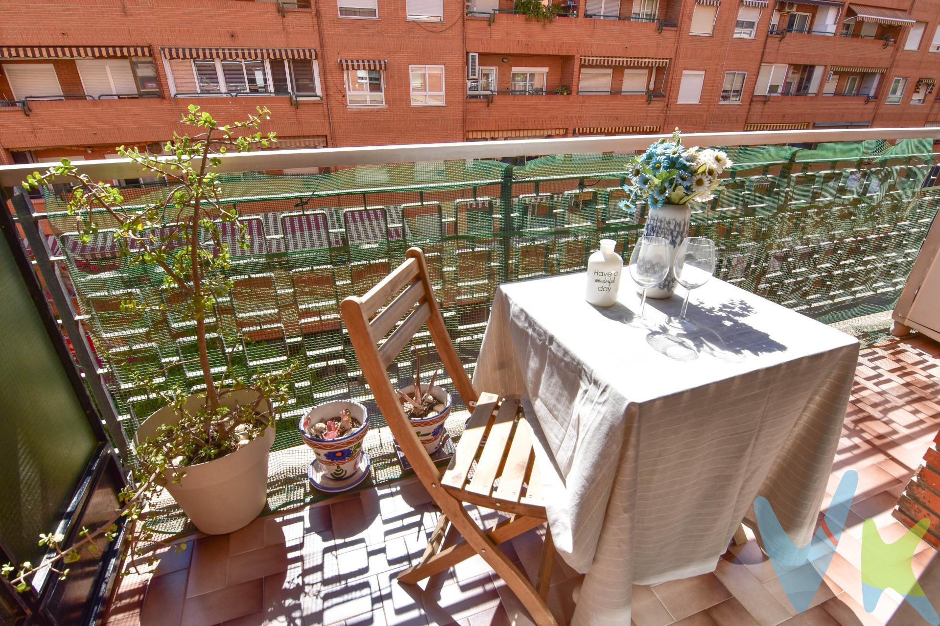 Imagina despertar cada mañana en una vivienda llena de potencial, en una de las zonas más demandadas de Valencia: Hort de Senabre y Jesús. Situada en una tercera planta con ascensor, esta vivienda te ofrece la comodidad de un hogar con vistas y mucha luz natural que inunda cada rincón, gracias a su salón comedor con balcón orientado al este. Desde aquí, podrás disfrutar de un amanecer espectacular mientras tomas tu café y planificas el día. Con cuatro dormitorios espaciosos, esta casa es perfecta para familias que buscan espacio y versatilidad. Sus dos baños completos con bañera añaden un toque de confort y funcionalidad, ideales para comenzar el día con tranquilidad. La amplia cocina office, crea un ambiente acogedor y práctico, perfecto para compartir momentos con seres queridos o recibir amigos. ¿Lo mejor? La plaza de garaje en la misma finca, una ventaja que te dará tranquilidad y comodidad en una ciudad tan dinámica como Valencia. Este hogar no solo es una vivienda, sino una oportunidad para crear un espacio a tu medida, lleno de posibilidades para convertirlo en tu refugio ideal en la ciudad. ¿Te imaginas viviendo aquí? Ven a descubrirlo y haz de esta vivienda tu nuevo capítulo en Valencia. *Nota: Agencia Registrada con el Nº 1018 en el Registro Obligatorio de Agentes Inmobiliarios de la Comunitat Valenciana. Puede consultar en la web de la GVA. La oferta está sujeta a cambios de precio o retirada del mercado sin previo aviso. En el precio de venta no están incluidos el impuesto del ITP, gastos de Notaría, los honorarios de agencia y los gastos de financiación, si la hubiese. Este anuncio no es vinculante, puede contener errores, se muestra a titulo informativo y no contractual*. *Por mandato expreso del propietario, comercializamos este inmueble en exclusiva, lo que le garantiza el acceso a toda la información, a un servicio de calidad, un trato fácil, sencillo y sin interferencias de terceros. Por este motivo, se ruega no molestar al propietario, a los ocupantes de la propiedad o a los vecinos. Muchas gracias por su comprensión. Si usted es agente inmobiliario y tiene un cliente para este inmueble, llámenos: estaremos encantados de colaborar. *. *Nuestro departamento financiero puede conseguir tu financiación. ¡ Consúltanos! *