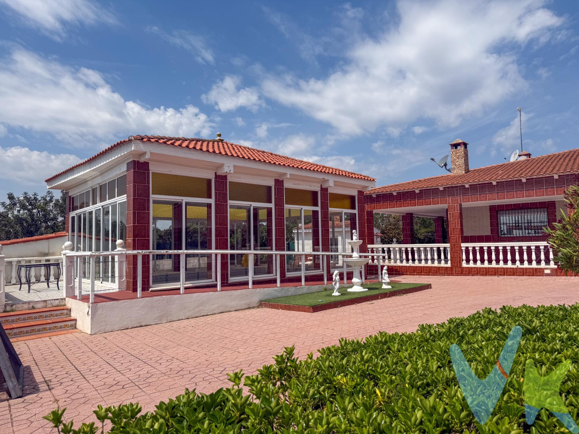 Chalet urbano independiente situado en la apacible localidad de Olocau, Valencia. Esta propiedad ofrece una superficie construida total de 409 m2, según datos catastrales, distribuidos en una vivienda principal de 206 m2 y varios anexos. La vivienda cuenta con cinco habitaciones dobles y dos baños completos equipados con jacuzzi, uno de ellos con plato de ducha, proporcionando un espacio amplio y confortable. La luz natural inunda las estancias a través de ventanales con aislamiento climalit. Además, dispone de sistema de climatización por aire acondicionado en todas las dependencias y termo eléctrico. Entre los anexos, destaca una piscina cubierta de 59 m2, ideal para disfrutar durante todo el año, un espacioso porche cubierto con capacidad para dos vehículos, un paellero de 24 m2, almacenes/trasteros que suman un total de 107 m2 y otras construcciones exteriores. La parcela, con una superficie registral de 1.799 m2, está rodeada de jardines y vegetación, ofreciendo un entorno tranquilo y privado. Se ofrece la posibilidad de financiación. Impecable, muy bien cuidado y listo para entrar a vivir. Este chalet es ideal para familias que buscan una residencia amplia, cómoda y bien equipada en un entorno natural sin renunciar a la cercanía a servicios. La piscina cubierta y el paellero añaden un plus de ocio y disfrute. Su fácil acceso y ubicación en Olocau lo hacen perfecto para quienes desean tranquilidad y buena comunicación. Olocau es una localidad tranquila de Valencia, que ofrece un entorno natural privilegiado. La propiedad goza de buena comunicación y fácil acceso. Descubra el confort y la amplitud de este chalet urbano en Olocau, diseñado para disfrutar de la vida en un entorno sereno. La descripción del presente inmueble e imágenes tienen mero carácter informativo y en ningún caso carácter contractual, pudiendo ser modificados por la inmobiliaria comercializadora sin que ello implique responsabilidad alguna frente a terceros. En el precio de venta a público, esta propiedad NO incluye los gastos de adquisición (Notario, registro, gestión, honorarios, etc…).