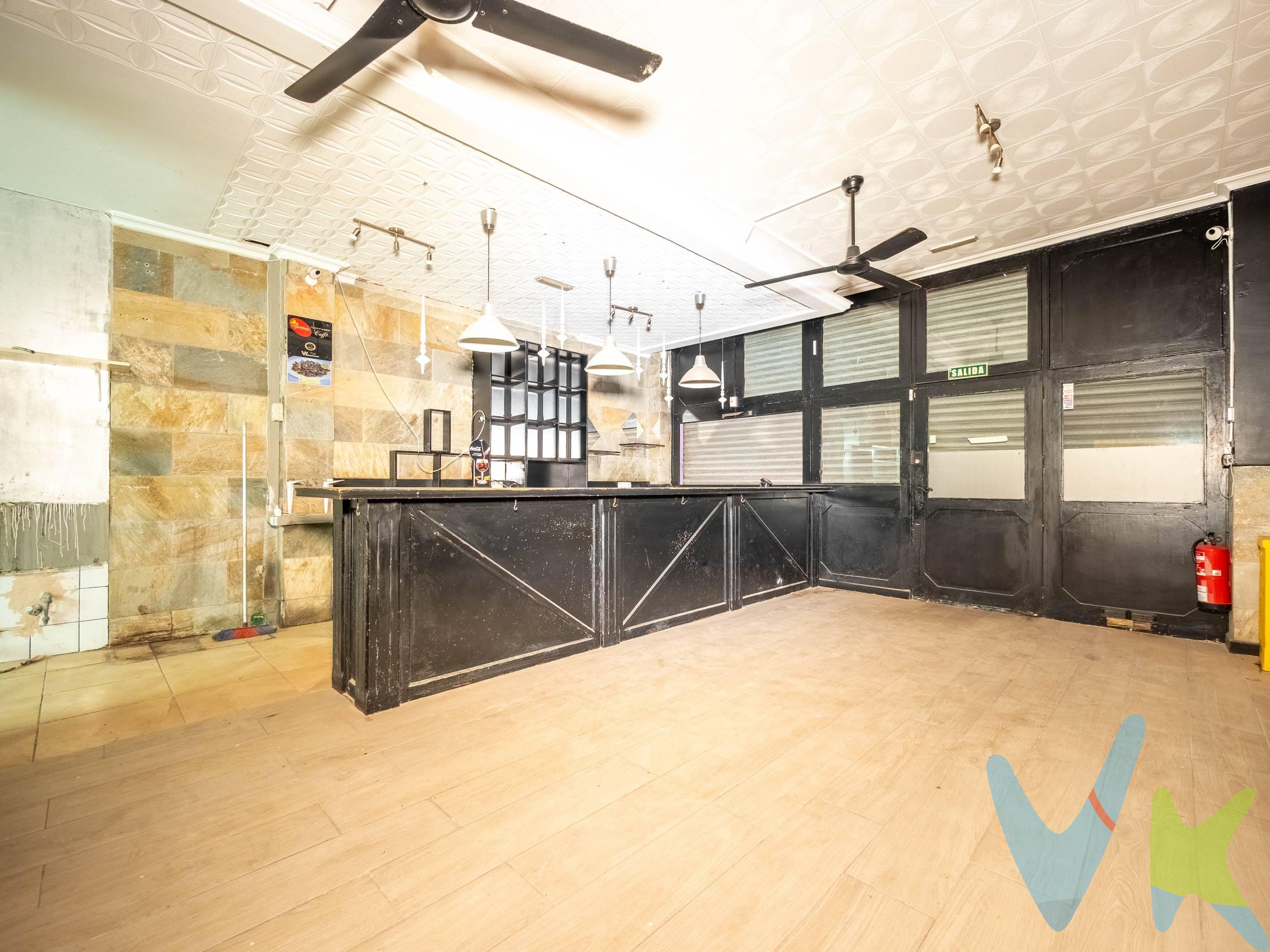 . Se pone EN VENTA el emblemático local que antiguamente ocupaba la CASA CANTABRIA, en pleno corazón de Las Palmas de Gran Canaria. Este amplio espacio se encuentra en una ubicación privilegiada, con gran afluencia de público y excelente conexión con los principales puntos de la ciudad.  . El local destaca por su distribución diáfana, ofreciendo múltiples posibilidades para adaptarlo a diversos tipos de negocio. Su amplitud, visibilidad y accesibilidad lo convierten en una opción ideal para inversores que buscan rentabilidad y proyección en una zona con alta demanda comercial.  . Si buscas un local con historia, ubicación inmejorable y un gran potencial, esta es tu oportunidad. Contáctanos para más información y agenda tu visita.