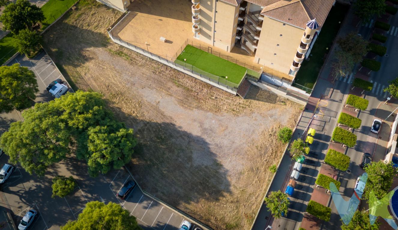 Se vende parcela urbana situada en la Subparcela B, Parcela 1, Manzana Hotelera del Sector P y E, en el municipio de Canet den Berenguer (Valencia).Edificabilidad: Remanente de 674,85 m²t todavía por desarrollar.El planeamiento urbanístico permite la construcción de  8 chalets independientes, con un diseño contemporáneo y espacios exteriores privados (según propuesta arquitectónica adjunta).Características destacadas:Se entrega con plano urbanístico y renders de propuesta arquitectónica, lo que facilita la visualización del potencial de desarrollo.Inversión ideal para promotores y desarrolladores que buscan un proyecto exclusivo en una de las zonas costeras con mayor proyección de la Comunidad Valenciana.Proyecto con alto potencial de rentabilidad en un enclave turístico de primer nivel.Ubicación privilegiada: a escasos metros de la Playa de Canet den Berenguer, una de las más reconocidas de la costa valenciana.Excelente comunicación: acceso directo desde las carreteras CV-3175 y CV-3201.Clasificación: Suelo urbano consolidado de uso hotelero. * En nuestra agencia contamos con el distintivo de Agentes de Intermediación Inmobiliaria de la Comunitat Valenciana (Número de registro RAICV 1394) y cumplimos con todos los requisitos que debe tener un profesional del sector inmobiliario.*Por mandato expreso del propietario, comercializamos este inmueble en exclusiva, lo que le garantiza el acceso a toda la información, a un servicio de calidad, un trato fácil, sencillo y sin interferencias de terceros. Si usted es agente inmobiliario y tiene un cliente para este inmueble, llámenos estaremos encantados de colaborar. *El precio indicado no incluye gastos ni otros conceptos. A tal efecto, se informa que al referido precio habrá que añadirle los gastos propios de la transmisión inmobiliaria, entre los que cabe enumerar los siguientes: honorarios notariales, impuesto al que se encuentre sujeta la transmisión (Impuesto sobre el Valor Añadido o Impuesto sobre Transmisiones Patrimoniales y Actos Jurídicos Documentados, según el caso), gastos de inscripción en el Registro de la Propiedad y honorarios de intermediación de la agencia inmobiliaria.  *¿Qué te ofrecemos en nuestra agencia?  - Agilizamos y hacemos más cómodo el proceso. - ¡Nos ocupamos de todo! Cero preocupaciones. - Recibe apoyo legal y fiscal durante todo el proceso. - Experto inmobiliario 100% a tu lado. - Asistencia post venta ¡Seguimos a tu lado! RK GLOBAL INMOBILIARIA - ¿HABLAMOS? 