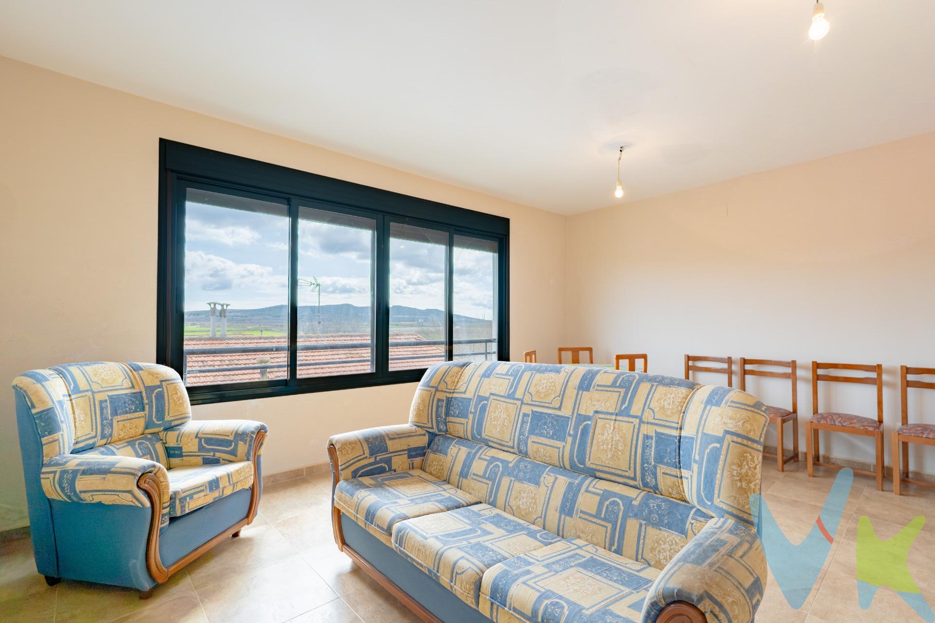 Si buscas tranquilidad, espacio y calidad de vida en un entorno natural, esta vivienda en Camporrobles puede ser una excelente oportunidad. Ubicado en una zona tranquila del municipio, este piso ofrece una distribución cómoda y funcional con 84 m² útiles, ideal tanto para familias como para quienes desean vivir con más espacio y lejos del ritmo de la ciudad. La vivienda cuenta con cuatro habitaciones, una de ellas con acceso a un balcón, lo que permite adaptar los espacios según las necesidades: dormitorios, despacho, habitación de invitados o zona de estudio. Dispone además de dos baños completos, uno con bañera y otro con plato de ducha, aportando comodidad para el día a día. El salón es acogedor y luminoso,  perfecto para disfrutar del aire libre. La cocina independiente ofrece buen espacio de trabajo y cuenta con galería, un elemento muy práctico para lavadero o almacenamiento. La vivienda dispone de calefacción central, lo que garantiza confort durante los meses de invierno. 🌄 Vivir en Camporrobles. Camporrobles es un municipio con encanto situado en un entorno natural privilegiado, rodeado de viñedos, montañas y paisajes abiertos. Es un lugar ideal para quienes buscan tranquilidad, aire puro y una vida más relajada, sin renunciar a los servicios esenciales. Además, se encuentra muy cerca de Utiel, donde se dispone de mayor oferta comercial, servicios, restauración y conexión con otras localidades. Una ubicación perfecta para quienes desean disfrutar de la calma del entorno rural con la comodidad de tener una ciudad cercana. La descripción y los datos del presente inmueble tienen carácter meramente informativo y en ningún caso contractual. En el precio de la vivienda no están incluidos los honorarios de agencia, gastos de compraventa y/o financiación. Por mandato expreso del propietario, comercializamos este inmueble en exclusiva compartida, lo que garantiza un servicio de calidad, un trato fácil y personalizado, una gran difusión en nuestras redes compartidas y sin interferencias de terceros. Por este motivo se ruega no molestar al propietario, a los ocupantes de la propiedad, a los vecinos o conserjes del edificio si los hubiera. Si eres una agencia, llámanos colaboraremos contigo.