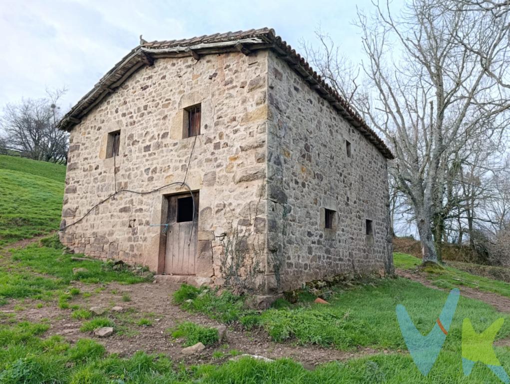 Encantadora cabaña de 140 m² construidos, distribuida en dos plantas de 70 m² cada una, en un entorno idílico propio de los Valles Pasiegos, ubicada en alto con unas vistas que no dejarán indiferente a nadie, sobre una finca de 17.000 m2. Ofrece un gran potencial para ser reformada íntegramente y adaptada a las necesidades del futuro propietario. Conserva muros de piedra en perfecto estado y estructura en madera de roble.Finca con acceso directo por carretera, lo que garantiza una llegada cómoda durante todo el año. Dispone de suministro de agua y cuenta con poste de luz a tan solo 65 metros, facilitando la futura conexión eléctrica.La propiedad se sitúa en Esles, Santa María de Cayón, pueblo bonito de Cantabria, a tan solo 30 min de Santander y 10 minutos de Saron con todos los servicios. No lo dejes escapar y reserva tú visita!!!Gastos e impuestos no incluidos en el precio (compra sujeta a ITP. El comprador se hará cargo de los costes de la escritura e inscripción en el registro de la propiedad) *Al comprador se le cobrarán gastos de gestión por valor de 1.500EUR+IVA.*No incluye impuestos de transmisión patrimonial ni gastos de notaría y registro.Más información sobre transparencia, impuestos, gastos y condiciones de compraventa en nuestra web www.activanorte.com\"
