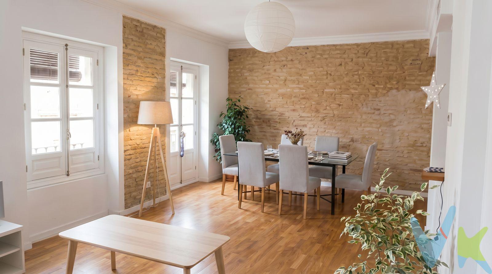PRECIO DE VENTA 420.000 + GASTOS. Vendo este ático tan especial de 98 m² en la calle Mármoles, una vía peatonal preciosa y muy tranquila. Es la segunda y última planta de un edificio histórico de 1918. Nace de la unión de dos casas antiguas y lo reformé por completo en 2009 junto a un arquitecto, reforzando la estructura y uniendo el encanto original con el confort moderno. Así es por dentro:. Zona de día: Tengo un salón-comedor enorme (27 m²) orientado al sur/sureste con tres balcones grandes a la calle. Tiene luz natural todo el día. La cocina (11,50 m²) está integrada y conserva los suelos originales de baldosa hidráulica. Distribución: Cuenta con 2 dormitorios muy silenciosos que dan a patios interiores (ideales para descansar), un estudio independiente de 8 m², 1 baño completo y 2 aseos. Calidades premium: Instalé aislamiento térmico top en el techo (200 mm de lana de roca), suelo de parqué flotante con aislamiento acústico y aire acondicionado centralizado frío/calor con dos sistemas independientes (zona de día/noche). Ubicación y extras: Desde la planta accedemos directo a una azotea comunitaria con vistas espectaculares a la Giralda. Estoy a 3 minutos de la Alfalfa y a 5 de la Catedral. Ideal para inversores (Rentabilidad desde el minuto uno):. Un punto muy importante: la vivienda se vende con un inquilino solvente y fantástico que tiene contrato de larga duración hasta julio de 2029. Esto significa que compras y empiezas a recibir los ingresos del alquiler desde el primer día de la firma, sin meses vacíos ni dolores de cabeza buscando inquilino. Además, ya está firmada la renuncia a su derecho de tanteo y retracto para que la venta sea rápida y limpia. Si te interesa, ¡escríbeme y lo hablamos!. En cumplimiento de las obligaciones de información previstas en la Ley 10/2025, de 28 de diciembre, de servicios de atención a la clientela y transparencia, así como en la normativa sectorial vigente, se hace constar que el precio indicado no incluye los gastos e impuestos inherentes a la adquisición, los cuales se desglosan a continuación:. •Impuesto sobre Transmisiones Patrimoniales (ITP): Se aplicará el tipo impositivo vigente en la Comunidad Autónoma de Andalucía, generalmente el 7% (29.400€), sin perjuicio de tipos reducidos del 3,5%, 1,2% o 1% aplicables según las circunstancias personales del comprador o las características del inmueble). El impuesto se devenga sobre el Valor de Referencia de Catastro o el precio de venta, aquel que resulte superior. •Gastos de Notaría: Los honorarios notariales se calcularán conforme al arancel oficial regulado en el Anexo I, del Real Decreto 1426/1989, de 17 de noviembre, por el que se aprueba el arancel Notarial. •Gastos de Registro: La inscripción en el Registro de la Propiedad se facturará según el arancel oficial establecido en el ANEXO I, del Real Decreto 1427/1989, de 17 de noviembre, por el que se aprueba el arancel Notarial. •Gastos de Gestión (Gestoría): Los honorarios por la tramitación administrativa, liquidación de impuestos e inscripción registral ascienden aproximadamente a [545] € (IVA incluido). •Honorarios Agencia del Vendedor: incluidos en el PVP. •Honorarios Agencia del comprador: La agencia prestará los servicios de información, asesoramiento y acompañamiento previstos en el Encargo de Servicios y en el D.I.A. Si solicita servicios adicionales o personalizados, sus honorarios serán informados previamente, de forma individualizada y por escrito, conforme a la libertad de pactos y a la normativa vigente. NO VINCULADOS AL PRECIO DE COMPRA. Para una información exhaustiva sobre el funcionamiento, tipos impositivos y bonificaciones del ITP en Andalucía, puede consultar el portal oficial de la Agencia Tributaria de la Junta de Andalucía en el siguiente enlace:. Documento D. I. A. a disposición del consumidor según Decreto 218/2005 Junta de. Andalucía. 