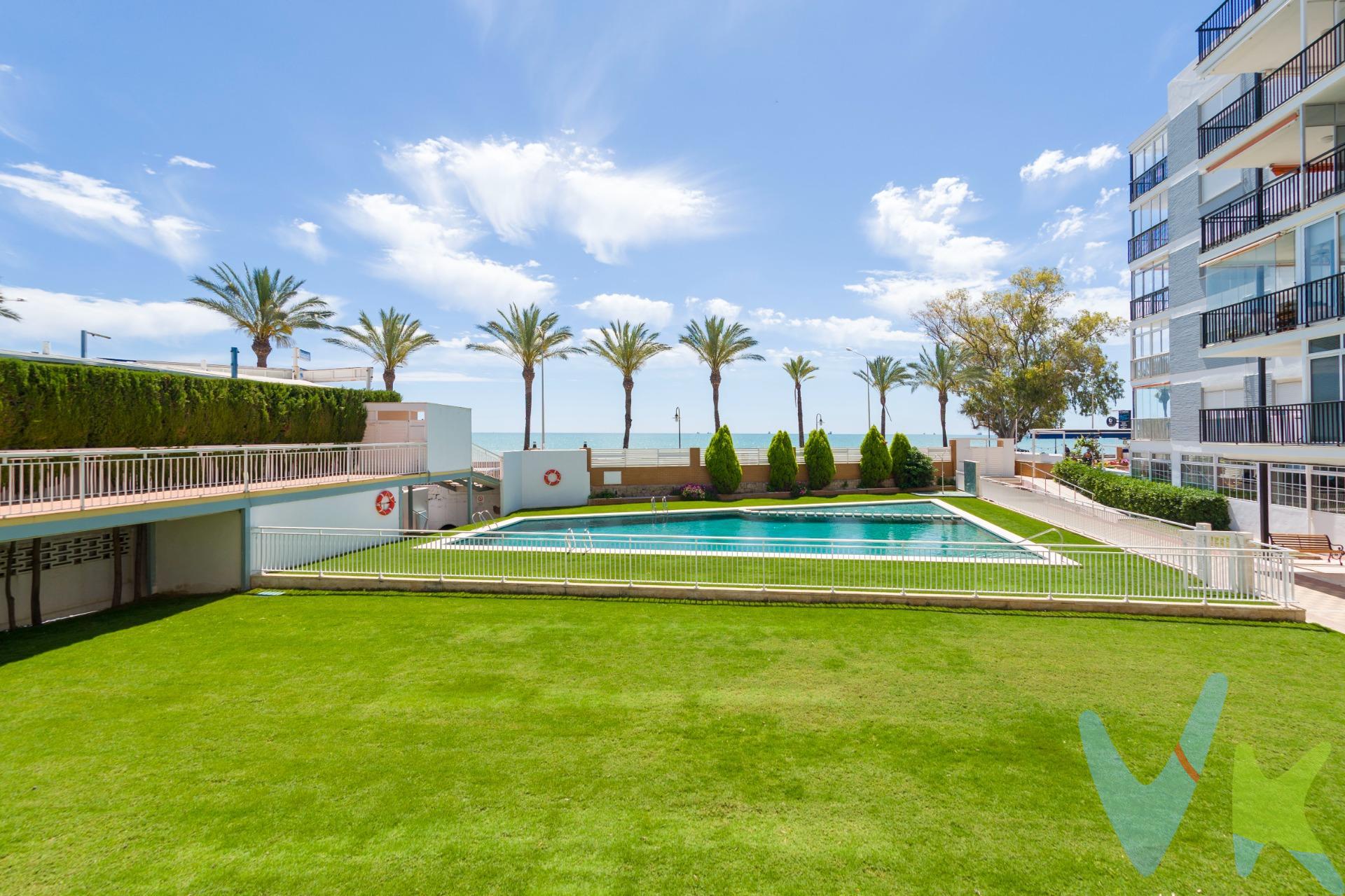 🌊 EXCLUSIVO APARTAMENTO EN PRIMERA LÍNEA DE PLAYA EN BENICÀSSIM 🌊. Zona Eurosol – Heliòpolis. Te presentamos esta magnífica vivienda situada en una de las mejores zonas de Benicàssim, entre Eurosol y Heliópolis, en primera línea de playa y en una novena altura, lo que le proporciona unas vistas abiertas, una luminosidad excepcional y una agradable sensación de amplitud y privacidad. El apartamento está listo para entrar a vivir y cuenta con una cómoda distribución:. ✨ 2 amplias habitaciones. ✨ 2 baños completos. ✨ Luminoso salón comedor. ✨ Cocina independiente totalmente equipada. ✨ Bonita terraza ideal para disfrutar del mar, del sol y de inolvidables atardeceres. Su orientación Sur-Oeste convierte esta vivienda en una opción perfecta para disfrutar durante todo el año, gracias a su excelente ventilación, luminosidad natural y agradables temperaturas tanto en verano como en invierno. La urbanización dispone de una preciosa zona común con piscina frente al mar, perfecta para relajarse en un entorno privilegiado y disfrutar del auténtico estilo de vida mediterráneo. 📍 Ubicación inmejorable, junto al paseo marítimo y cerca de todos los servicios: restaurantes, supermercados, zonas de ocio y transporte. Una oportunidad única tanto como vivienda habitual, segunda residencia o inversión con gran potencial vacacional. ☀️ Vive el Mediterráneo frente al mar y con unas maravillosas vistas a la montaña. Esta vivienda se encuentra en Benicasim (Comunidad Valenciana), una de las localidades más valoradas de la costa mediterránea española por su calidad de vida, playas amplias y clima suave durante todo el año. Benicasim está situada junto a la ciudad de Castellón de la Plana, a tan solo 10-15 minutos en coche, donde encontrarás todos los servicios de una capital de provincia: hospitales, centros comerciales, universidades y estación principal de tren. ✈️ Conexiones nacionales e internacionales. La ubicación es especialmente cómoda tanto para residentes habituales como para quienes viajan desde el extranjero:. •	A 25 minutos del Aeropuerto de Castellón, con conexiones internacionales en expansión. •	A aproximadamente 1 hora del Aeropuerto de Valencia, principal aeropuerto internacional de la región, con vuelos diarios a numerosas ciudades europeas. 🚄 Benicasim cuenta además con estación de tren con conexiones directas a Valencia, Barcelona y otras ciudades españolas. 🌊 Entorno y estilo de vida. Benicasim Playa es conocida por sus kilómetros de playas de arena fina, su paseo marítimo y su ambiente tranquilo y familiar. Un enclave ideal tanto como residencia habitual, segunda vivienda o inversión internacional en una de las zonas más estables y demandadas del Mediterráneo español. Por mandato expreso del propietario comercializamos este inmueble mediante contrato de multi-exclusiva, por el cual numerosas agencias colaboradoras, nacionales e internacionales, ofrecen esta vivienda a sus potenciales compradores, todo ello garantizando un servicio de calidad, un trato fácil, sencillo y sin interferencias de terceros, ya que la gestión es a través de nuestra agencia. *Impuestos, gastos de compraventa tales como honorarios agencia y financiación no incluidos. 