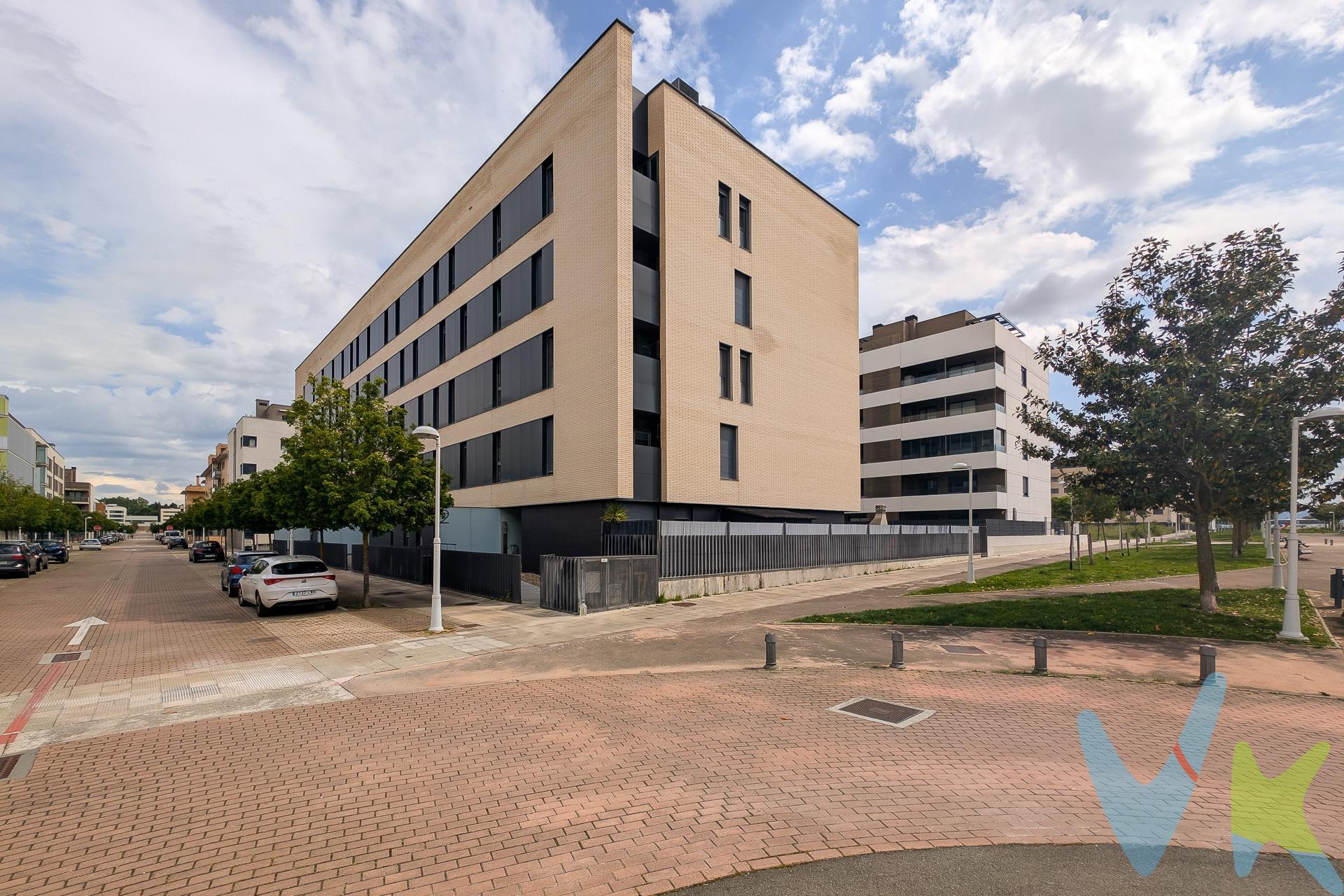 Se vende acogedor apartamento de 1 habitación, 1 baño, terraza, plaza de garaje y trastero en una tercera planta con ascensor, ubicado en una de las zonas más tranquilas y demandadas de Zizur Mayor (Sector Ardoi). Características:. - Habitación principal: 11,20 m². - Salón con cocina integrada: 20,10 m². - Baño completo. - Terraza privada: 3,20 m². Plaza de garaje y trastero incluidos en el precio. Calefacción y agua caliente central con contador individual. Gastos de comunidad 75€ mensuales. El apartamento es luminoso, bien distribuido y perfecto tanto para vivir como para invertir. Edificio moderno con buenas calidades y acceso adaptado. La vivienda dispone de aire acondicionado. Muy bien situado, con todos los servicios cerca: supermercados, transporte público, zonas verdes y acceso rápido a Pamplona. ¡No dejes pasar esta oportunidad!.  Para más información o concertar una visita, contacta sin compromiso. (Los datos y superficies publicados en este anuncio son aproximados y meramente informativos, sin valor contractual. EPVP no incluye impuestos ni gastos de transmisión).