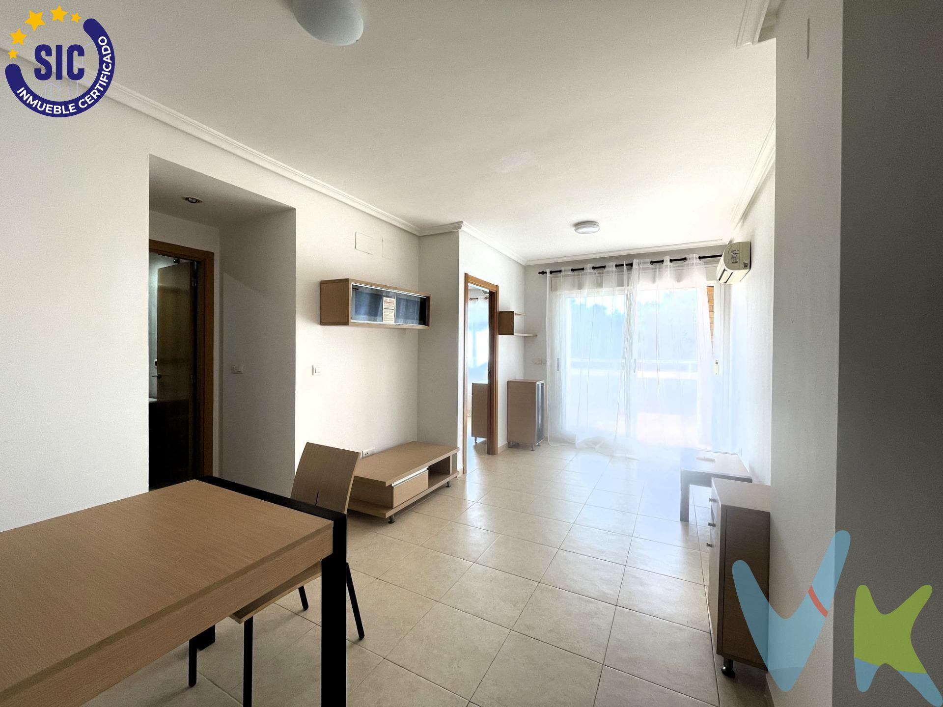 Descubre este acogedor apartamento situado en la prestigiosa zona de Marina d’Or, Oropesa del Mar, una excelente oportunidad tanto como segunda residencia para disfrutar de escapadas junto al mar, como para inversores que buscan rentabilidad o para quienes desean retirarse y vivir todo el año en un entorno tranquilo y confortable. La vivienda está distribuida de manera funcional en dos amplias habitaciones dobles y dos baños completos, uno de ellos en suite, ofreciendo comodidad y privacidad tanto para estancias cortas como prolongadas. El salón es luminoso y acogedor y se abre a una terraza privada ideal para relajarse, desayunar al sol o disfrutar del clima mediterráneo, mientras que su orientación sureste garantiza una excelente entrada de luz natural durante gran parte del día, creando ambientes cálidos y agradables en cualquier época del año. Ubicado en un residencial cerrado, el apartamento dispone de piscina comunitaria y zonas infantiles, lo que lo convierte en una opción muy atractiva para familias y para el alquiler vacacional, incrementando su potencial como inversión segura y con alta demanda. La zona cuenta con supermercados, restaurantes y servicios de restauración, lo que permite disfrutar del día a día con total comodidad sin necesidad de desplazamientos largos. Además, se encuentra muy próximo al núcleo urbano de Oropesa del Mar, donde se concentran todos los servicios esenciales como centros médicos, comercios, transporte y administración, combinando la tranquilidad de una zona residencial con la cercanía a todo lo necesario. La propiedad incluye plaza de parking privada, aportando un valor añadido imprescindible tanto para el día a día como para estancias vacacionales o alquileres. En excelente estado y listo para entrar a vivir, este apartamento reúne todas las características necesarias para disfrutar de una vida tranquila junto al mar o para obtener rentabilidad desde el primer momento. (*) Cláusula de Transparencia y Desglose de Gastos. En cumplimiento de las obligaciones de información previstas en la Ley 10/2025, de 28 de diciembre, de servicios de atención a la clientela y transparencia, así como en la normativa sectorial vigente, se hace constar que el precio indicado no incluye los gastos e impuestos inherentes a la adquisición, los cuales se desglosan a continuación:. - Impuesto sobre Transmisiones Patrimoniales (ITP): Se aplicará el tipo impositivo vigente en la Comunidad Valenciana, generalmente el 10%, sin perjuicio de tipos reducidos aplicables según las circunstancias personales del comprador o las características del inmueble. El impuesto se devenga sobre el Valor de Referencia Catastral o el precio de venta, aquel que resulte superior. Para una información exhaustiva sobre el funcionamiento, tipos impositivos y bonificaciones del ITP, puede consultar el portal oficial de la Agencia Tributaria autonómica en el siguiente enlace: www.atv.gva.es/es/itpajd. - Gastos de Notaría: Los honorarios notariales se calcularán conforme al arancel oficial regulado en el Anexo I, del Real Decreto 1426/1989, de 17 de noviembre, por el que se aprueba el arancel Notarial. - Gastos de Registro: La inscripción en el Registro de la Propiedad se facturará según el arancel oficial establecido en el Anexo I, del Real Decreto 1427/1989, de 17 de noviembre, por el que se aprueba el arancel de los Registradores de la Propiedad. - Gastos de Gestión: Los honorarios por la tramitación administrativa, liquidación de impuestos e inscripción registral, en el supuesto de ser a cargo de la agencia inmobiliaria, ascienden a 302,50 € (IVA incluido). - Honorarios Agencia del Vendedor: incluidos en el precio publicado. - Honorarios Agencia del Comprador: Se informa que eventualmente podrían existir honorarios profesionales a cargo del adquirente, en aquellos casos en que se hubieran contratado previamente los servicios específicos del encargo de compra y en ningún caso estarán vinculados al precio.