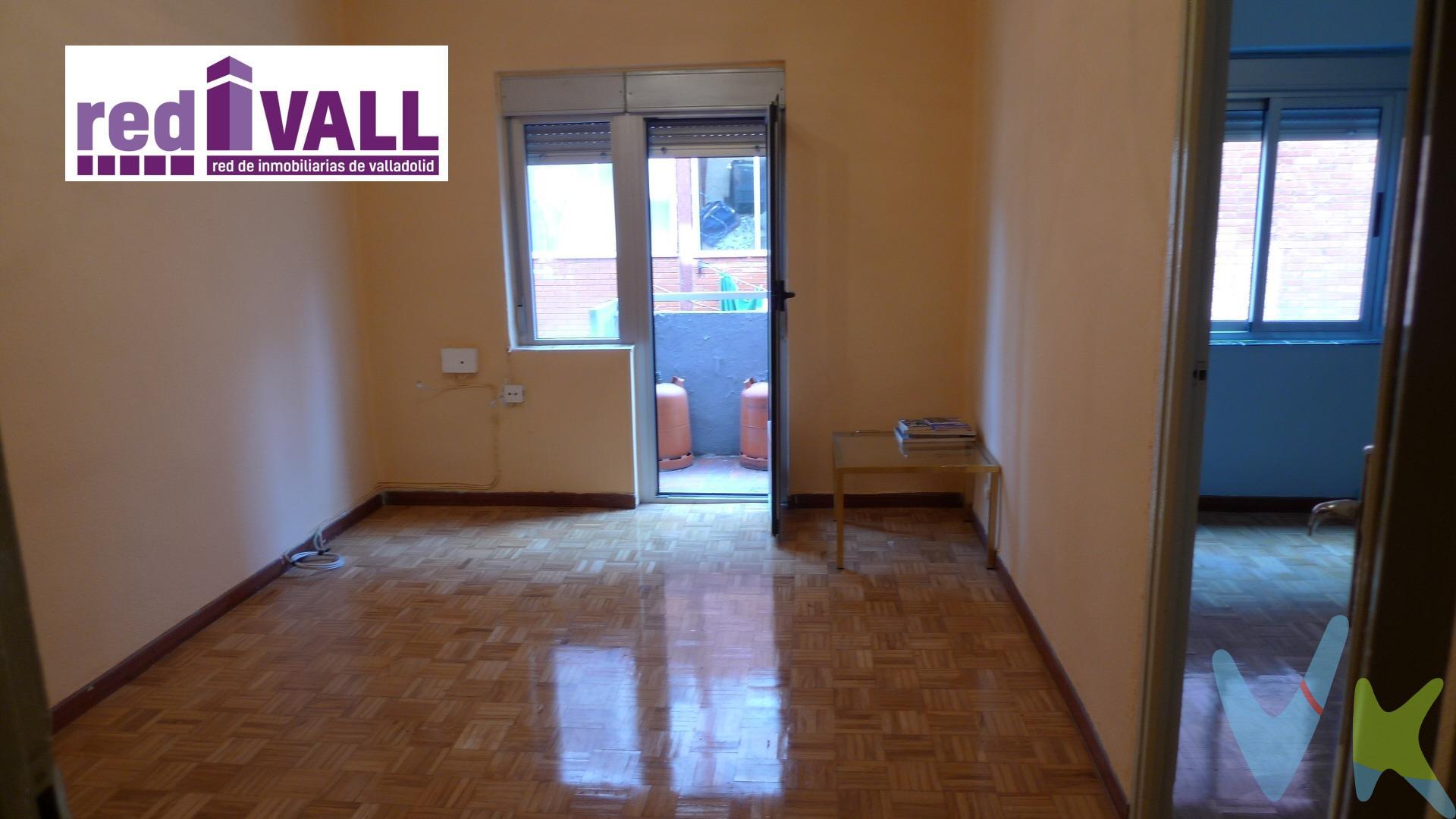 ¡Descubre tu nuevo hogar en Las Delicias, junto al Parque de la Paz! Esta vivienda exterior de 58 m² construidos es ideal para quienes buscan un espacio luminoso y acogedor.  Con una orientación este-oeste, disfrutarás de luz natural durante todo el día. Esta ubicada en la segunda planta de un edificio con ascensor. . La vivienda dispone de dos amplios dormitorios, ideales para descansar o convertir en tu oficina personal. Una de las habitaciones tiene un armario empotrado. El salón cuenta con acceso a un balcón exterior. Dispone de cocina semi amueblada y cuarto de baño completo con ventana al exterior. Calefacción eléctrica.  Las ventanas son de aluminio. .  ¡No pierdas la oportunidad de visitarlo!