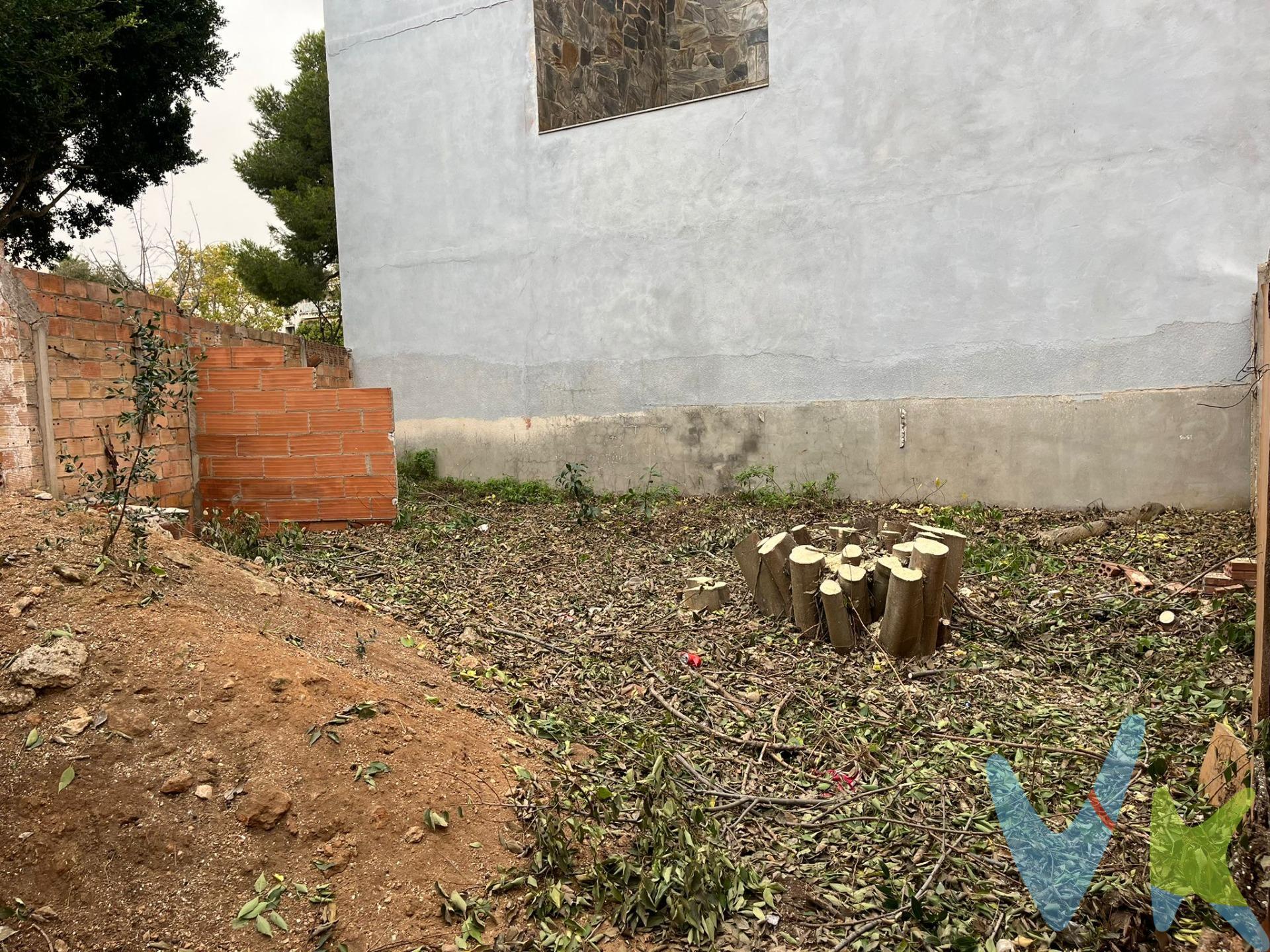 🏡 Parcela Urbana Esquinera en Venta – Les Roquetes, Sant Pere de Ribes 🏡. ¡Oportunidad única para construir la casa de tus sueños!. Se vende parcela urbana esquinera de 91 m² ubicada en una tranquila y bien comunicada zona de Les Roquetes de Sant Pere de Ribes. Ideal para quienes buscan diseñar una vivienda unifamiliar a medida, con posibilidad de construir planta baja + primer piso. ✔️ Orientación ideal para aprovechar la luz natural. ✔️ Calle amplia y entorno residencial consolidado. ✔️ Cercana a servicios, comercios, transporte público y colegios. ✔️ Excelente conexión con Vilanova i la Geltrú, Sitges y Barcelona. Una inversión perfecta para particulares o promotores que busquen un proyecto en una zona en crecimiento.