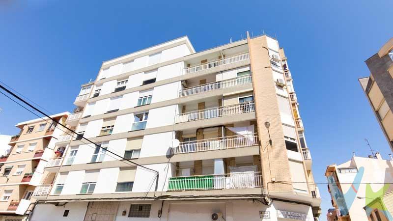 Piso en venta en c/Parque junto a c/Fran Julián Garcés. Quinta planta de siete alturas con magnificas vistas. Magnifico edificio con ascensor y calefacción. Cuatro habitaciones, baño y cocina. Tres habitaciones de 18, 12 y 8 metros exteriores con balcón-terraza de 4 metros. Cuarta habitación de 8 metros a patio. Comunidad que incluye calefacción central, 112€ al mes solamente. Piso para actualizar con gran potencial. Gracias a su orientación sur y distribución, la vivienda es muy soleada y con gran luminosidad durante todo el día. Dispone de calefacción central y agua caliente mediante termo. Los suelos son de parquet y la carpintería de madera también requieren actualización. La vivienda necesita reforma integral, lo que la convierte en una excelente opción para personalizar al gusto o como inversión. 📍 Ubicación privilegiada en Torrero, bien comunicada y con todos los servicios cercanos. El precio no incluye impuestos, gastos de notaría, registro ni honorarios de intermediación. Este anuncio tiene carácter informativo y no es contractual. Puede estar sujeto a errores o modificaciones.