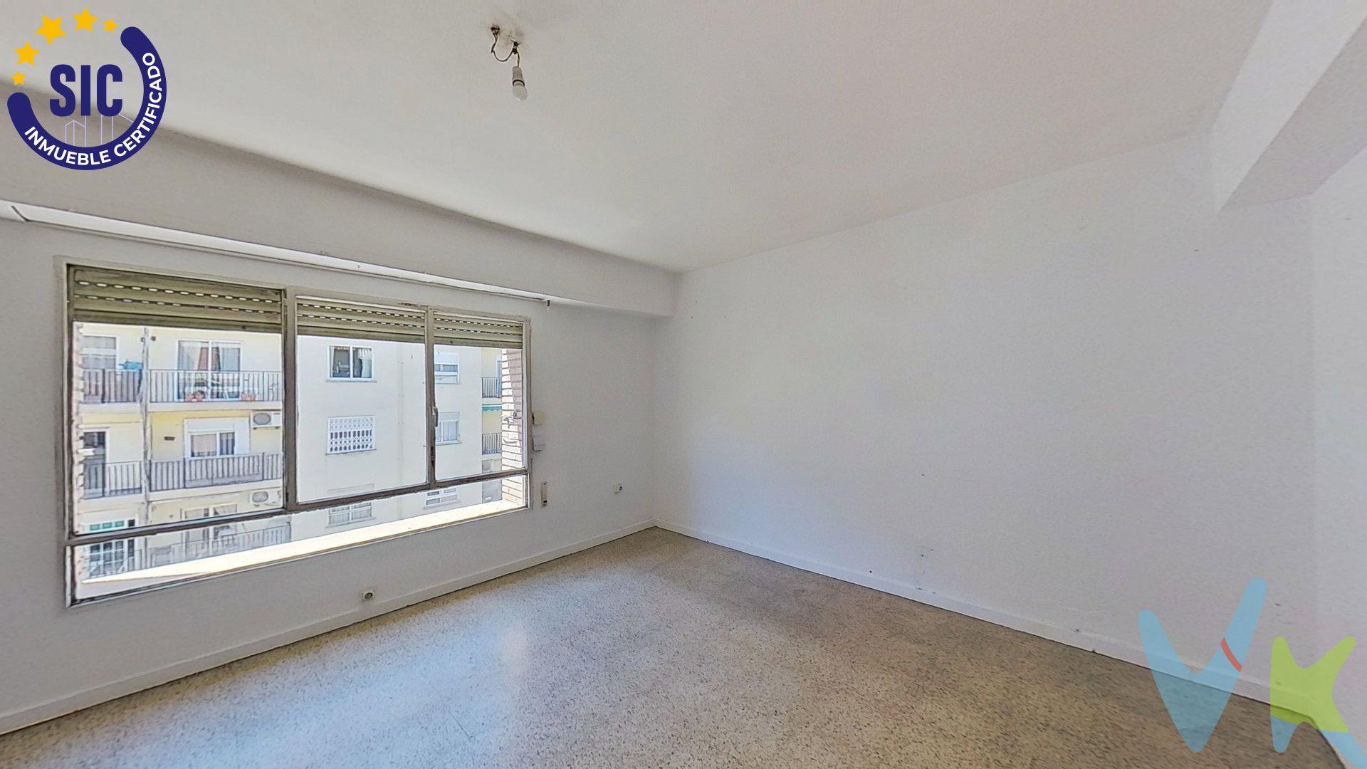 Presentamos esta magnífica vivienda situada en una quinta planta con ascensor, en una finca tranquila de pocos vecinos, ubicada en una de las zonas más demandadas de Valencia, junto al Jardín del Turia y rodeada de todos los servicios necesarios para el día a día. La vivienda cuenta con 134 m² construidos, distribuidos en 4 amplios dormitorios, 2 baños completos, cocina independiente y un espacioso salón-comedor muy luminoso y balcón donde disfrutar del aire libre. Gracias a su altura, disfruta de una excelente entrada de luz natural durante todo el día. Como valor añadido incluye en el precio una plaza de garaje en la calle Doctor Olóriz, una excelente oportunidad para disfrutar de mayor comodidad en una zona donde el aparcamiento es especialmente valorado. Su ubicación privilegiada permite disponer a pocos minutos de supermercados, colegios, centros de salud, transporte público, comercios, zonas verdes y una amplia oferta de ocio y restauración. Una vivienda ideal para familias que buscan amplitud, comodidad y una ubicación excepcional en Valencia. Ven a visitarla YA¡. VENTA:. PVP 310.000€. Gastos e impuestos no incluidos en el precio. La compra conlleva impuestos y gastos de formalización para el comprador. A título orientativo se informa que en segundas transmisiones el ITP con carácter general en Valencia es del 9%, pudiendo existir otros tipos impositivos atendiendo a las circunstancias personales del comprador u otras circunstancias previstas legalmente. Base imponible del impuesto el mayor valor entre el precio de compraventa, la tasación o el valor de referencia catastral. En cuanto a los gastos de notaría y registro, en su caso, suelen oscilar aprox. entre 1,5% y 2,5% (aranceles variables según precio, n.º de copias y complejidad). El comprador elige notario. Si el comprador precisase de hipoteca: tasación, condiciones y costes bancarios serán según entidad elegida por el comprador, así como los gastos de gestoría, y cualesquiera otros gastos inherentes a la formalización de la compraventa que legalmente correspondan a la parte compradora, salvo pacto expreso en contrario con el vendedor. El consumidor tiene, conforme a la normativa vigente, a su disposición información y documentación adicional relativa al inmueble y condiciones de la compraventa, que podrá ser consultada en C/Joaquín Costa 4, bajo 46005 Valencia o urbe2@remax.es. Honorarios de mediación inmobiliaria a cargo del COMPRADOR: (3% del precio final de venta más IVA (21%), salvo otro pacto.); y de VENDEDOR (según acuerdo con el mismo). Se informa al consumidor que la agencia actúa como intermediaria inmobiliaria en la operación, estando cualquier eventual compraventa y sus condiciones sujeta a la aceptación expresa del propietario-vendedor y a la posterior formalización del correspondiente contrato.