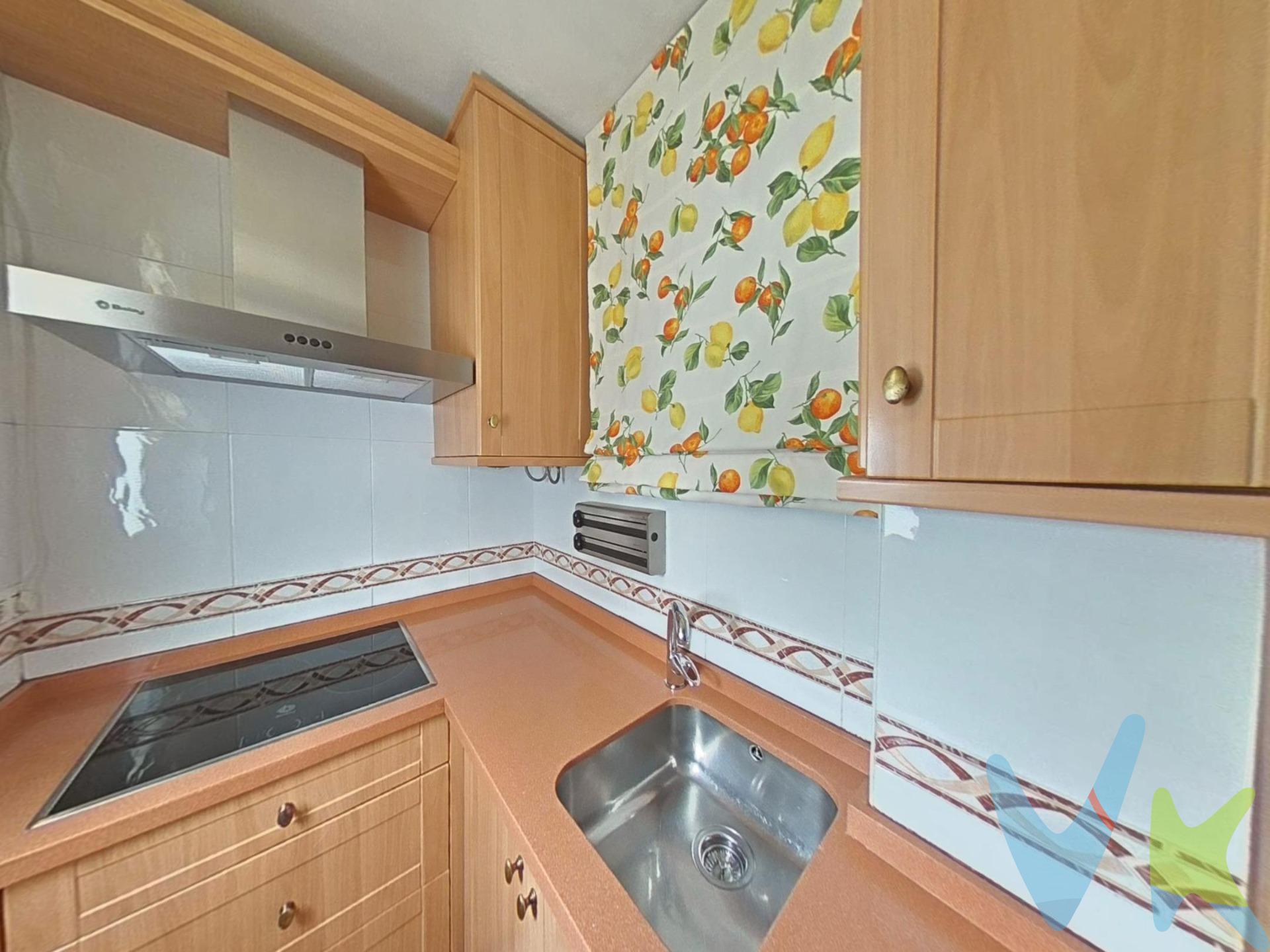 Tu nuevo hogar, comodidad, ubicación y calidad de vida 👌🏼. Descubre este encantador piso en el corazón de Santa Rosa, para entrar a vivir, con grandes posibilidades para menores de 35 años, con los beneficios fiscales que eso supone, con plaza de garaje (opcional), con todo lo necesario para poder disfrutar desde el primer día y a un precio muy ajustado, también para quienes desean un espacio cómodo para disfrutar de la jubilación o buscan una inversión segura en una zona con alta demanda de alquiler. Características destacadas:. Puerta de acceso a la vivienda blindada. Dos dormitorios (con posibilidad de reconvertir a tres, como en su distribución original), ofreciendo flexibilidad para adaptarse a tus necesidades. Baño completo con mampara, funcional y en buen estado. Cocina amueblada, sin electrodomésticos, para que tú decidas el consumo energético de tu vivienda. Ventanas con mosquiteras y toldos. Exterior y luminoso, con estancias que reciben abundante luz natural. La vivienda está renovada de instalación eléctrica y fontanería hace 9 años, al igual que la solería y la carpintería interior de maderas nobles, dispone de 4 split en diferentes estancias, lo que estaría excluido, además del mobiliario de la vivienda, serían los radiadores eléctricos que se muestran en las fotos. Edificio mejorado con ascensor, facilitando el acceso y la movilidad. . Posibilidad de adquirir plaza de garaje, a un paso, opcional, 15.000€, no está en el mismo edificio, ya que éste no dispone de ellas, pero es un valor añadido en esta zona. Entorno y ubicación:. Posee una ubicación estratégica, a 15 minutos del centro, situado en un barrio consolidado, que combina la tranquilidad residencial con la cercanía a todos los servicios: colegios, centros de salud, supermercados, zonas verdes y excelentes conexiones de transporte público. Una oportunidad única:. No dejes pasar esta oportunidad de vivir o invertir en una de las zonas más atractivas de Córdoba. Contáctanos para más información y agenda tu visita. ¡Tu nuevo hogar te espera!. El comprador tendrá un coste adicional de un 2% más IVA del precio de venta final con unos honorarios mínimos de 3.600€ más IVA, por el servicio de gestión, asesoramiento y formalización del proceso de compra. Este importe no está incluido en el precio publicado en venta. INFORMACIÓN ADICIONAL. Para cumplir con la normativa vigente tenemos a disposición del cliente el Documento de Información Abreviada D. I. A. Los precios indicados pueden sufrir alteraciones sin previo aviso. Los GASTOS DE LA COMPRA serán según ley (Notaria, Registro e Impuestos) y no están incluidos en el precio señalado. 