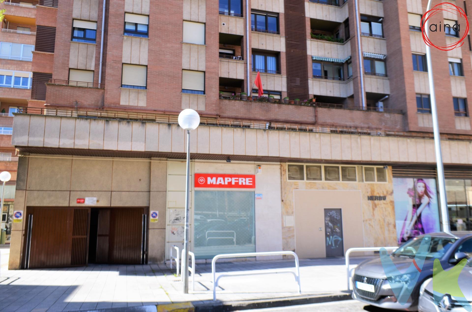 Plaza de garaje individual en Sancho el Fuerte. . ¿Estás harto de que el vecino te golpee la puerta de tu coche cada vez que aparca? Tu solución es esta plaza. Además de su magnífica ubicación en Sancho el Fuerte, el parking dispone de videovigilancia por lo que tu coche estará seguro las 24h del día. . Si te interesa llámanos y te la enseñamos.