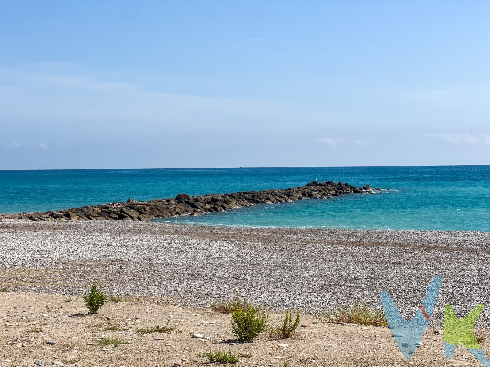 Descubre esta  parcela de 329 m² ubicada en la Partida Casoleta, a tan solo 300 metros de la hermosa playa Ben-Afeli. La propiedad cuenta con una construcción unifamiliar que abarca unos cómodos 89 m² distribuidos eficientemente en una sola planta. Esta casa incluye un espléndido porche que da acceso al luminoso comedor-salón, así como a una cocina independiente. Además, dispone de un dormitorio doble generoso y dos dormitorios simples perfectos para alojar familia o invitados; todos complementados por un baño completo bien distribuido. Rodeando toda la vivienda se extiende una terraza descubierta ideal para disfrutar del clima mediterráneo durante todo el año. Junto a la casa encontrarás espacio destinado a aparcamiento privado además de un práctico almacén y tu propio huerto personal donde cultivar tus plantas favoritas o simplemente relajarte disfrutando del aire libre. También tendrás disponibles los servicios básicos gracias a las instalaciones existentes para luz y agua. Por favor consulta con nuestra inmobiliaria sobre las características específicas tanto del suelo como detalles constructivos adicionales. Haz realidad tu sueño residencial junto al mar, este es el lugar perfecto para compartir momentos inolvidables con amigos y familiares.