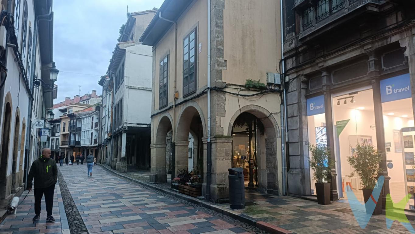  ¡Oportunidad única para adquirir un local comercial excepcional en el prestigioso barrio de Palacio Valdés, Avilés! Este impresionante espacio se ofrece en venta y es la elección perfecta para empresarios visionarios y comunidades en crecimiento que buscan establecerse en una ubicación privilegiada.Ubicado en el corazón de la ciudad, este local ofrece una superficie útil de 119.26 metros cuadrados, proporcionando un extenso lienzo para que des rienda suelta a tu creatividad empresarial. Con un total de 132.28 metros construidos, este espacio comercial es ideal para una gran variedad de negocios, desde oficinas modernas hasta tiendas boutique que buscan cautivar a clientes exigentes.El local se distingue por su amplitud y versatilidad. Diseñado para maximizar la funcionalidad, cada rincón del espacio ha sido pensado para ofrecer el máximo rendimiento. La distribución está estratégicamente planificada para permitir un flujo natural y agradable, facilitando la movilidad y el confort tanto de clientes como de trabajadores.El barrio de Palacio Valdés es conocido por su energía vibrante y su rica oferta cultural. Además, su proximidad a importantes puntos de transporte ofrece una excelente conectividad, lo que garantiza un flujo constante de potenciales clientes y visitantes. Esta ventaja estratégica se traduce en un aumento en la visibilidad y, por ende, en las posibilidades de éxito para el negocio que aquí decidas establecer.Este local se destaca por su imponente entrada, que brinda una bienvenida impactante y profesional. Grandes ventanales inundan el interior con luz natural, creando un ambiente cálido y acogedor, ideal para cualquier tipo de actividad que decidas emprender. La iluminación es un elemento clave, y en este caso, la propiedad ha sido diseñada para hacer el mejor uso posible de la luz del día, reduciendo costos energéticos y potenciando el bienestar del ambiente interno.Otro atractivo de este local es su robusta infraestructura. Está equipado con todas las instalaciones necesarias para comenzar a operar de inmediato. El espacio está preparado para soportar las demandas tecnológicas más exigentes, haciendo de él una elección excelente para negocios que requieran conexiones rápidas y seguras.Además de su ubicación espectacular, el local cuenta con servicios de primer nivel en las proximidades. Restaurantes, cafeterías y tiendas se encuentran a pocos minutos, lo que facilita la vida diaria y mejora la calidad de la experiencia tanto para empleados como para clientes. También se localiza cerca de espacios de entretenimiento y cultura, enriqueciendo la vida comunitaria y potenciando el atractivo comercial del área.No pierdas la oportunidad de visitar este fascinante local. Su extensa superficie y su privilegiada situación geográfica lo hacen una opción inigualable en el mercado actual. Los inversores que valoran el potencial de crecimiento y el prestigio que brinda una dirección en Palacio Valdés encontrarán en este espacio una adquisición invaluable para su portafolio.Este es un momento de oportunidad que no querrás dejar pasar. Contacta con nosotros hoy mismo para coordinar una visita y déjate seducir por todas las posibilidades que este magnífico local tiene para ofrecerte. Ofrecemos asistencia personalizada para que el proceso de compra sea tan fluido y efectivo como te mereces. ¡Estamos seguros de que será una decisión que no lamentarás! 