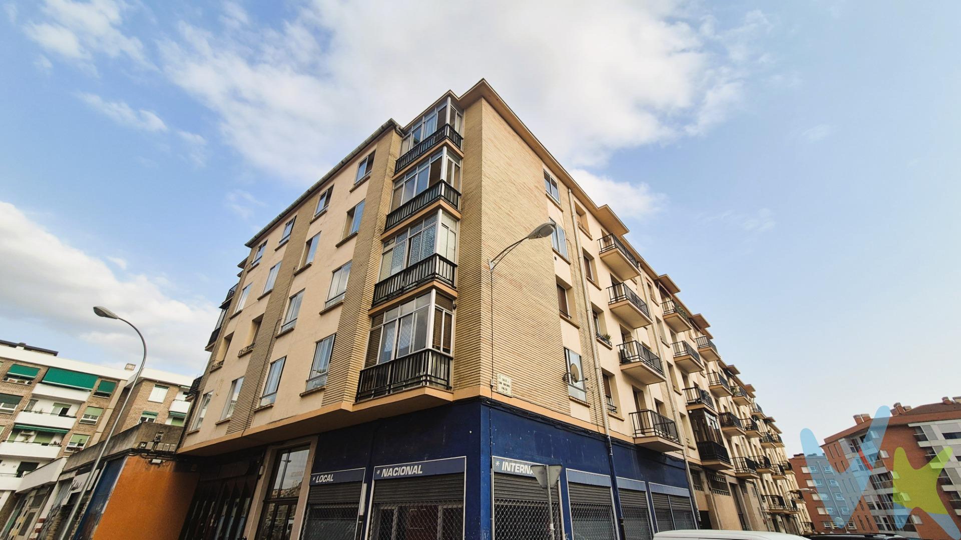 Esquina exterior en el corazón de la Rochapea. En la calle Uztarroz, cerca del cruce con Juslarocha. Es una tercera altura en un edificio con ascensor. De esquina con vistas despejadas y sol de tarde. Es muy luminoso con grandes ventanales y balcón en la sala de estar.  La distribución está muy aprovechada : Desde  el recibidor se accede a la cocina- comedor, que está separada de la sala de estar con una puerta corredera. Y desde  la sala  se transita al resto de estancias, 3 amplios dormitorios y baño con ducha. Se reformó en su día y con pequeñas mejoras estará perfecto para entrar a vivir. No dudes en visitarlo. ¡Llama ya y pide tu cita !. 