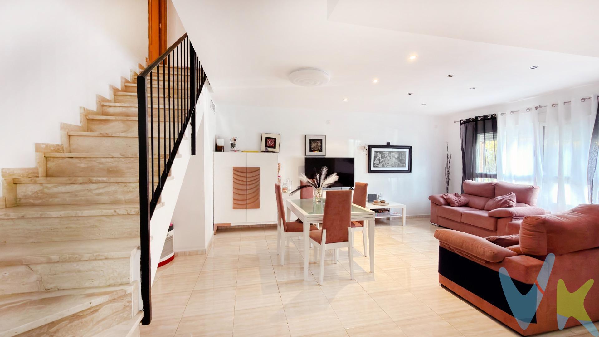 Se vende vivienda unifamiliar construida en 2005, muy bien mantenida y lista para entrar a vivir sin necesidad de reformas. Es una casa cómoda y acogedora, con buena distribución, abundante luz natural y vistas completamente despejadas al campo. En la planta baja se encuentra el salón comedor, un espacio agradable y luminoso, perfecto tanto para el día a día como para recibir visitas. La cocina es independiente y comunica directamente con el garaje, lo que facilita mucho las tareas cotidianas. En esta misma planta se ubica también un aseo, muy práctico para uso familiar y para invitados. El garaje, de aproximadamente 19 m² adicionales a la superficie de la vivienda, es amplio y actualmente se utiliza en gran parte como zona de estar y terraza cubierta. Cuenta con un tragaluz que aporta mucha luz natural, convirtiéndolo en un espacio extra muy versátil, ideal para reuniones, comedor o área de ocio. Aun así, puede volver a utilizarse como garaje si se desea, aunque cabe destacar que resulta muy fácil aparcar justo en la puerta de la vivienda. En la primera planta se encuentran tres dormitorios exteriores, todos con aire acondicionado por split y muy buena entrada de luz natural. Dos de las habitaciones disponen de armarios empotrados y una de ellas cuenta además con balcón. En esta misma planta hay un baño completo que da servicio a los tres dormitorios. La vivienda dispone además de una buhardilla diáfana con 4 ventanales practicables, un espacio amplio, bien iluminado y ventilado que puede adaptarse fácilmente como dormitorio adicional, despacho, sala de juegos o zona de ocio según las necesidades. Entre sus características técnicas, la casa cuenta con preinstalación de aire acondicionado por conductos, además de los splits ya instalados, ventilación cruzada natural y ventanas con doble acristalamiento tipo climalit, que mejoran el aislamiento térmico y acústico y ayudan a reducir el consumo energético tanto en verano como en invierno. Los suelos cerámicos se encuentran en perfecto estado, reflejo del buen cuidado de la vivienda a lo largo de los años. La vivienda se encuentra en Benimuslem, una localidad tranquila y agradable, ideal para quienes buscan calidad de vida en un entorno más relajado sin renunciar a los servicios del día a día. El propio municipio cuenta con colegio, piscina municipal, instalaciones deportivas y servicio regular de autobuses, lo que lo hace especialmente cómodo para familias y para quienes necesitan desplazarse. Además, su ubicación es muy práctica, ya que se sitúa a pocos minutos de Alberic, Carcaixent y también de Alzira, donde se encuentra una amplia oferta de supermercados, comercios, centros de salud, estación de tren y todo tipo de servicios. Esta combinación de tranquilidad, buenas comunicaciones y cercanía a ciudades más grandes convierte a la vivienda en una opción muy interesante tanto como residencia habitual como inversión. Las vistas abiertas al campo, sin edificaciones frente a la vivienda, aportan una gran sensación de amplitud, privacidad y calma, un valor añadido difícil de encontrar hoy en día. Tu nuevo hogar en Benimuslem te espera, con comodidad, luz y vistas que enamoran. Mobiliario, vehículos y otros elementos decorativos y personales de la propiedad no incluidos. Impuestos, gastos de compraventa, intermediación y financiación no incluidos. 