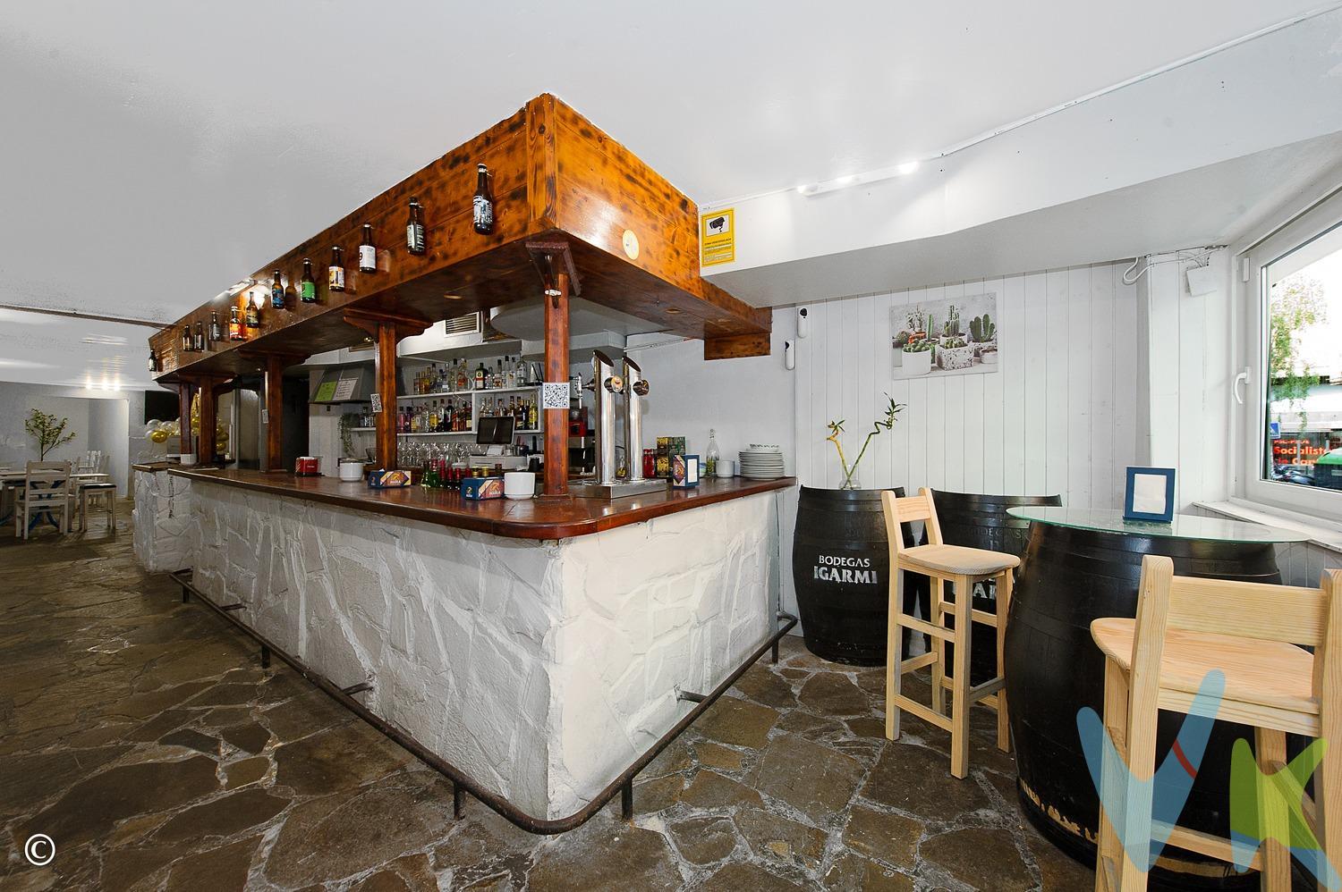 TOC, TOC, ABRE LA PUERTA Y COMIENZA TU ACTIVIDAD. Si necesitas un local para poder desarrollar tu actividad de hostelería y poder explotarlo desde el primer día, este espacio en la calle Tres de Noviembre, es justo lo que andabas buscando. Con aproximadamente 90m2, este local cuenta con licencia de cafetería activa, y su distribución es práctica y funcional; con entrada directa desde la calle tiene la visibilidad perfecta para captar atención desde el primer vistazo. Según entras, la amplia zona de barra te permite brindar a tus clientes una atención rápida con desayunos o tapas; al fondo, encontraras la sala interior con capacidad para varias mesas ideal para comidas o cenas en ambiente más tranquilo y cómodo. Además, dispone de zona de aseos para clientes y todo lo necesario para ofrecer una experiencia cómoda y de calidad. Todo esto dentro de un espacio que ofrece una combinación ideal de amplitud y calidez, con posibilidad de personalización estética mínima para adaptarse a la identidad de cualquier proyecto gastronómico. No cuenta con salida de humos, pero no es un inconveniente, sino una oportunidad para innovar en la oferta gastronómica. En lugar de platos que requieren cocina tradicional, se puede optar por propuestas frías, productos gourmet, repostería artesanal, opciones saludables o incluso enfocar el negocio hacia un modelo de cafetería boutique o brunch. También se abre la puerta a ofrecer experiencias diferentes, como catas, maridajes o eventos temáticos. Todo depende de la creatividad y del enfoque que se quiera dar al servicio. ¿A qué estas visualizando todas sus posibilidades? Ven a conocer este local, sólo tienes que abrir la puerta y empezar. 